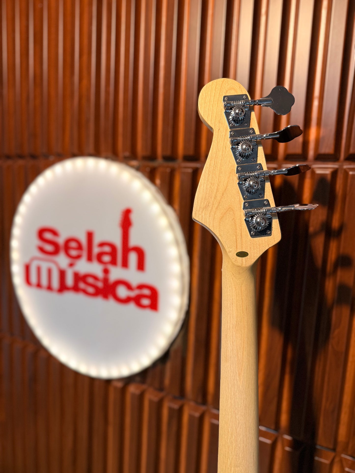 Bajo eléctrico Logan L-eb-4c-1sb 4 cuerdas – Sunburst