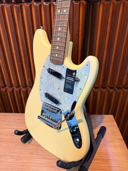 Guitarra Fender American Performer Mustang Vintage White