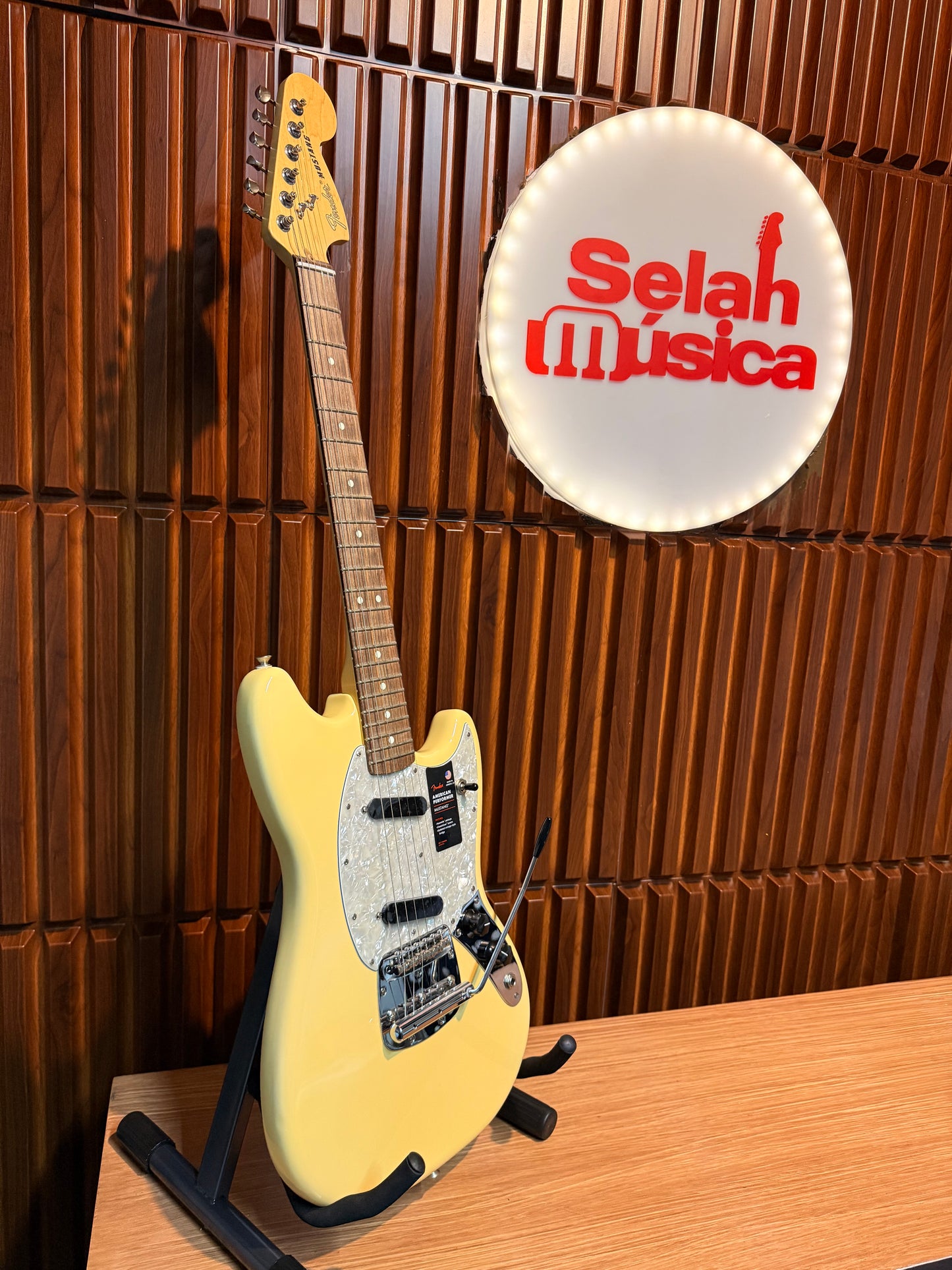 Guitarra Fender American Performer Mustang Vintage White