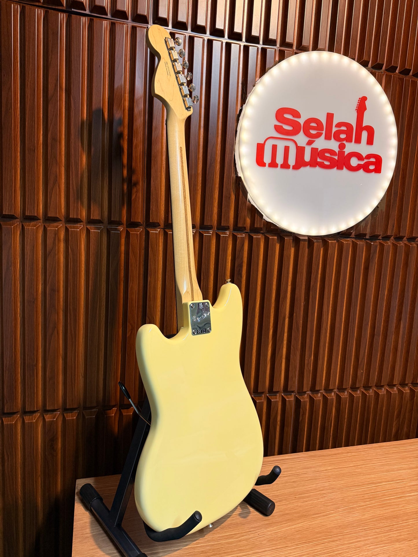 Guitarra Fender American Performer Mustang Vintage White