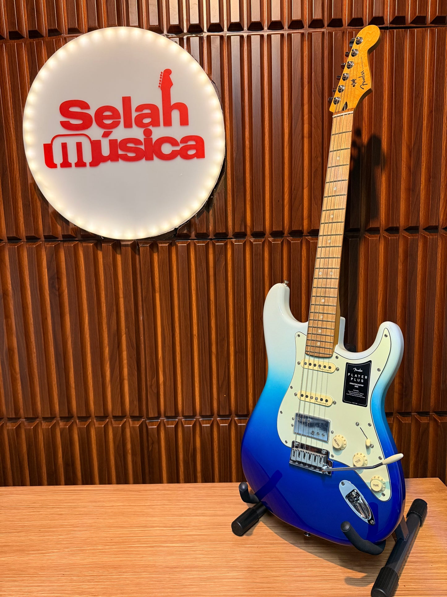 Guitarra Fender Player Plus Stratocaster HSS Belair Blue