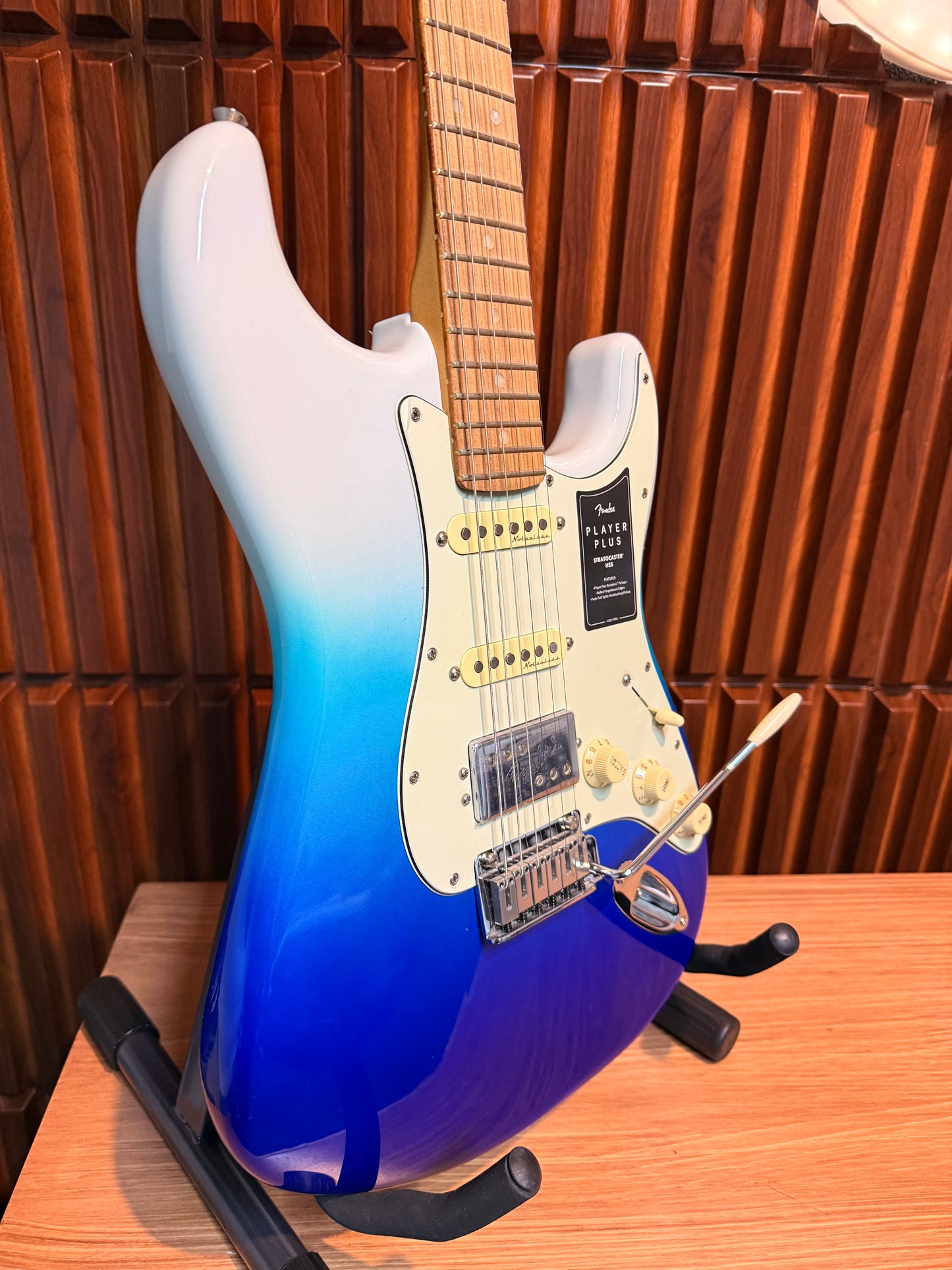 Guitarra Fender Player Plus Stratocaster HSS Belair Blue