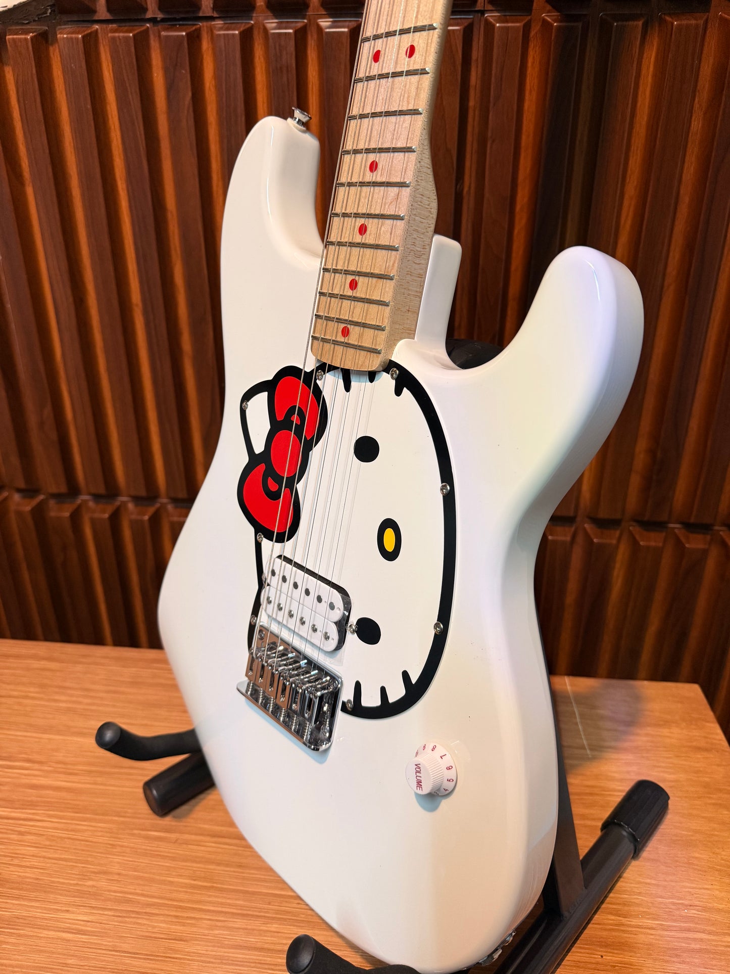 Guitarra Fender x Hello Kitty Stratocaster White Finish