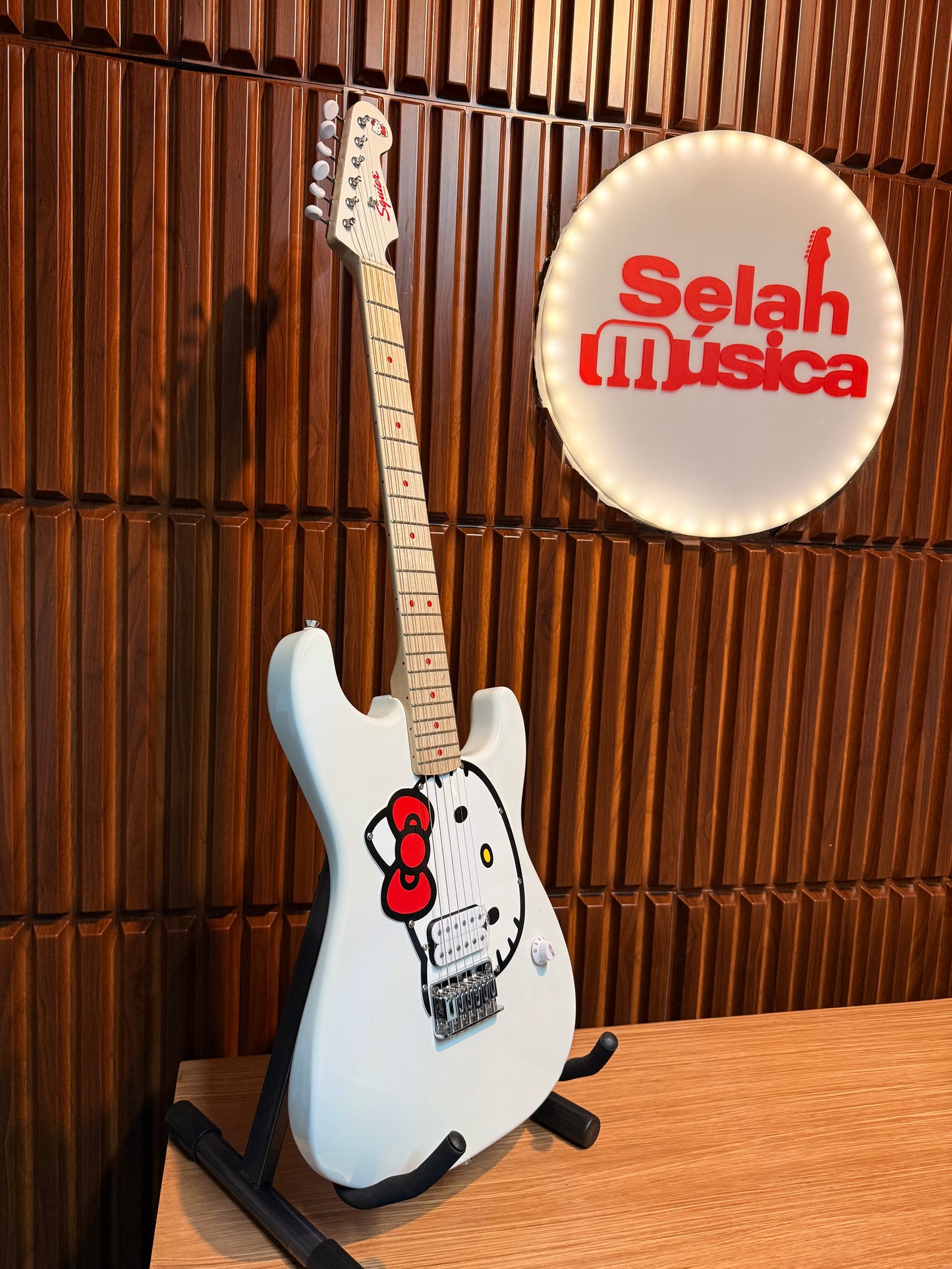 Guitarra Fender x Hello Kitty Stratocaster White Finish
