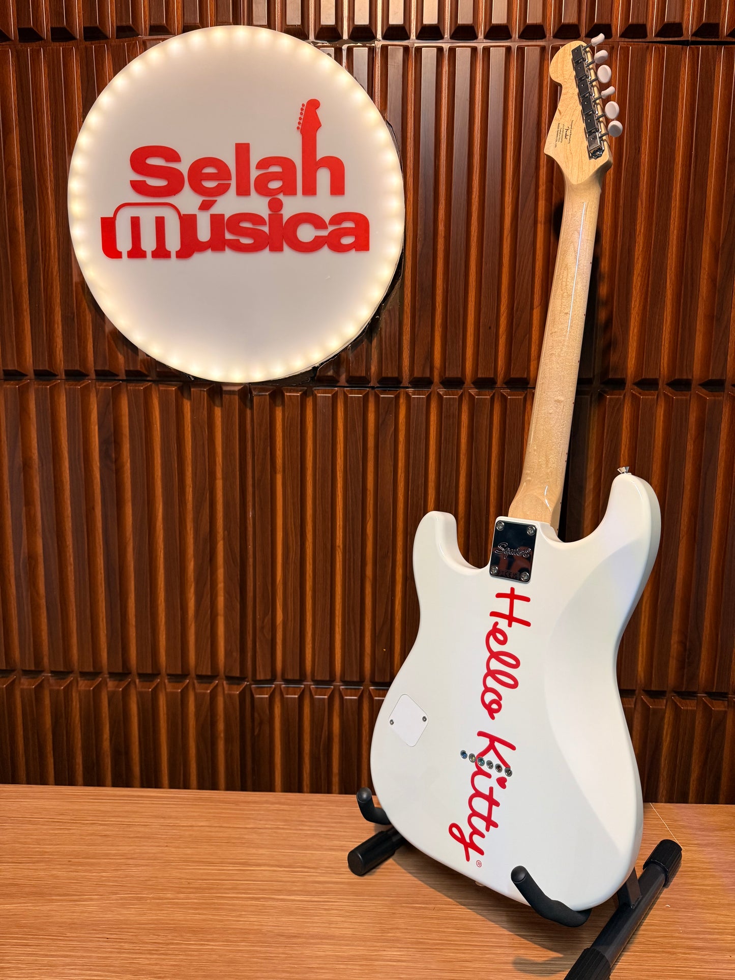 Guitarra Fender x Hello Kitty Stratocaster White Finish