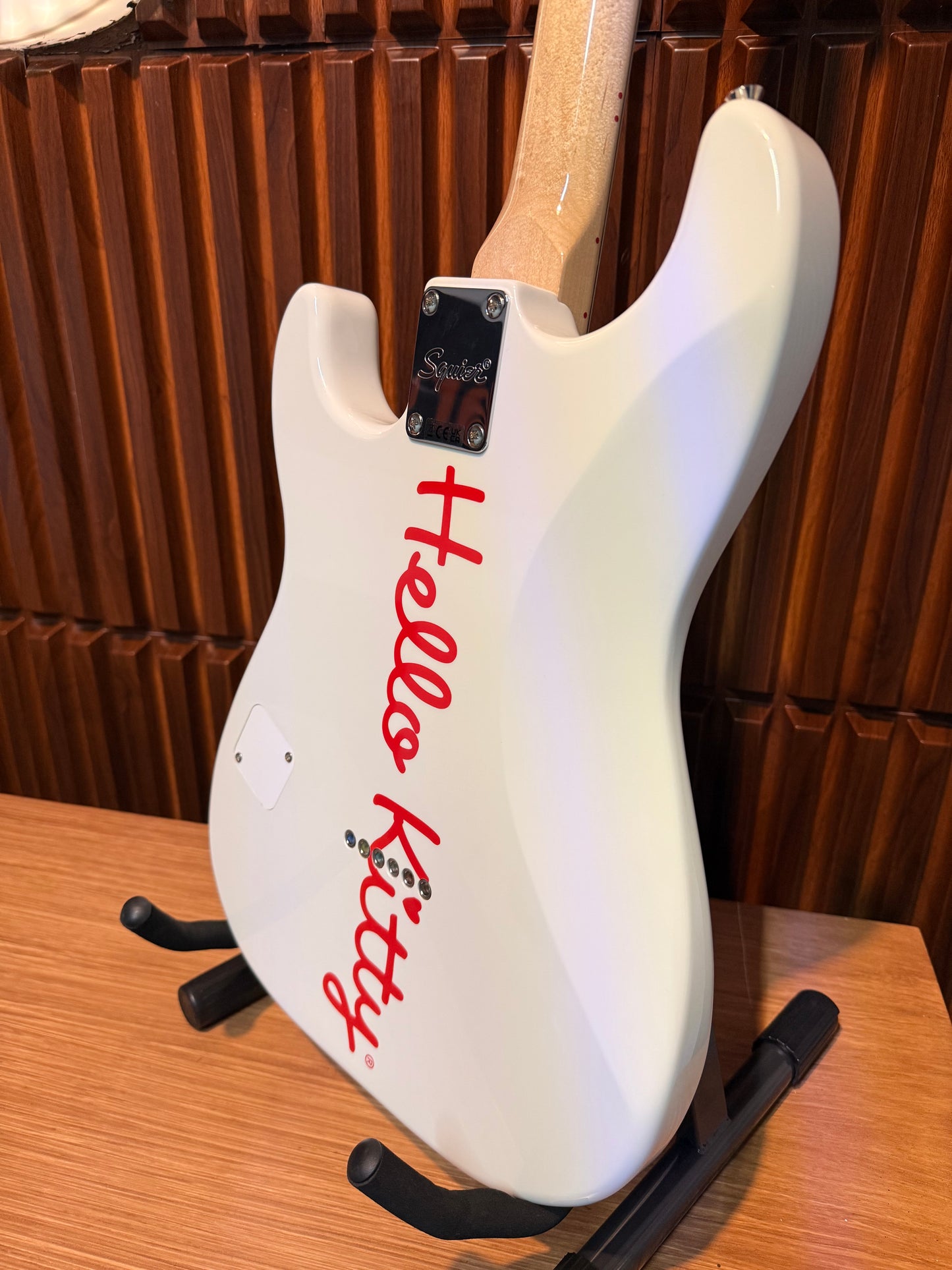 Guitarra Fender x Hello Kitty Stratocaster White Finish