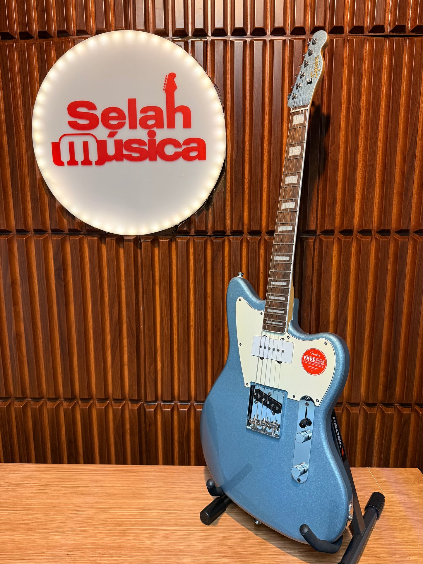 Guitarra Squier Limited Edition Paranormal Offset Telecaster SJ Ice Blue Metallic
