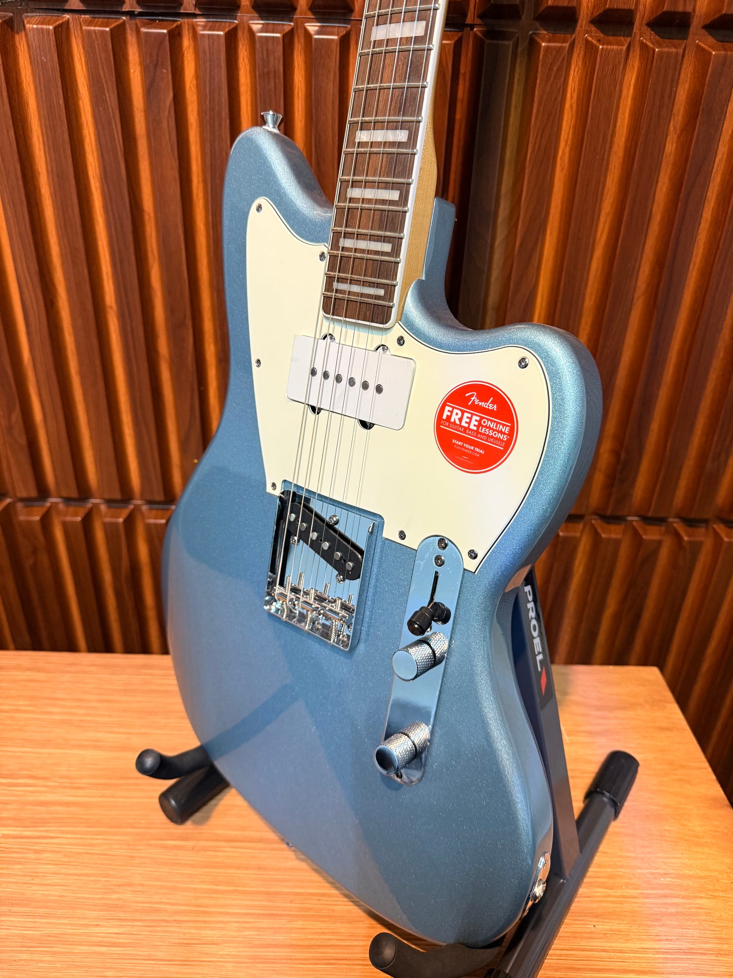Guitarra Squier Limited Edition Paranormal Offset Telecaster SJ Ice Blue Metallic
