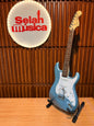 Guitarra Squier Affinity Series Stratocaster Junior HSS Ice Blue Metallic