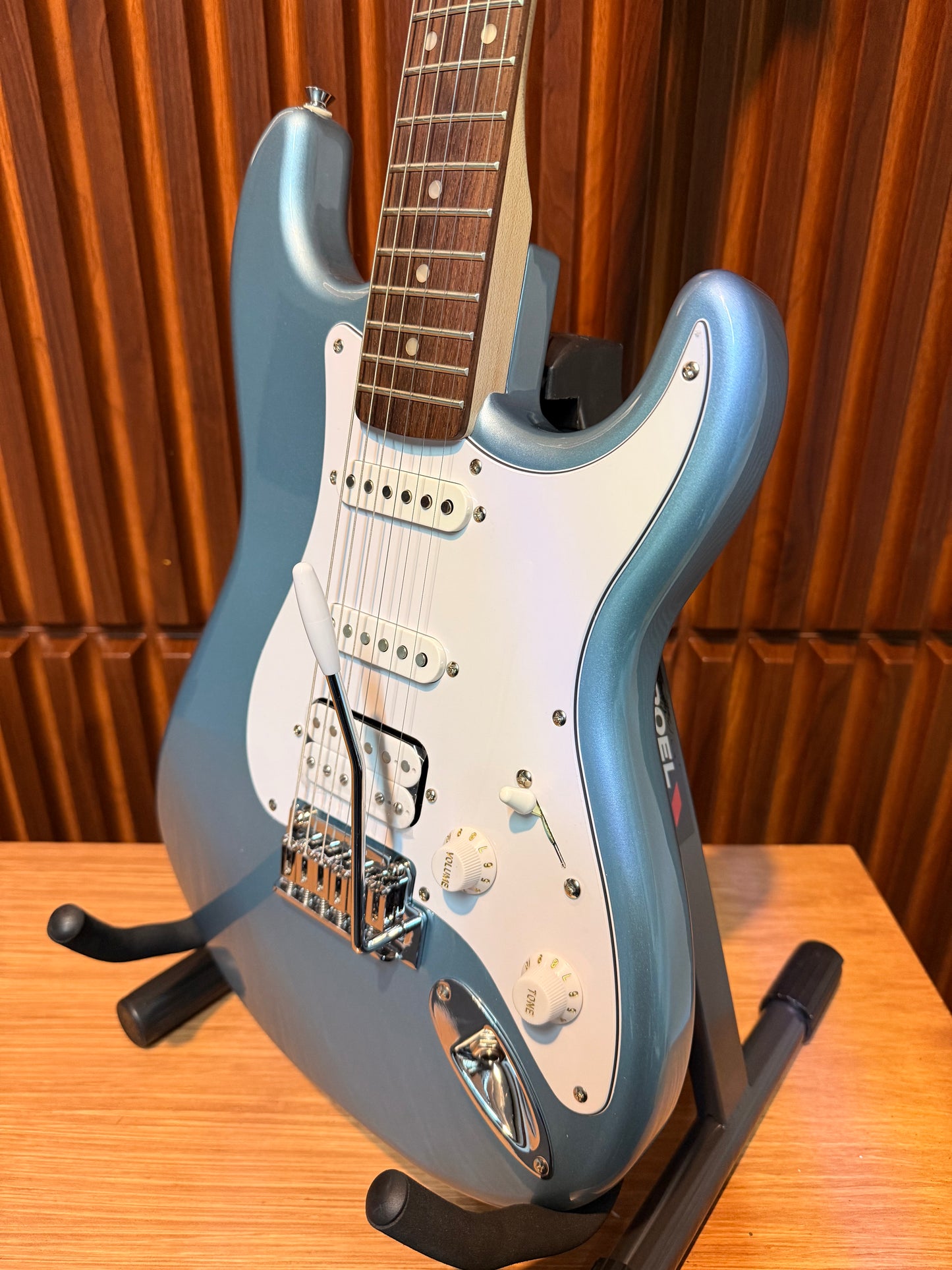 Guitarra Squier Affinity Series Stratocaster Junior HSS Ice Blue Metallic