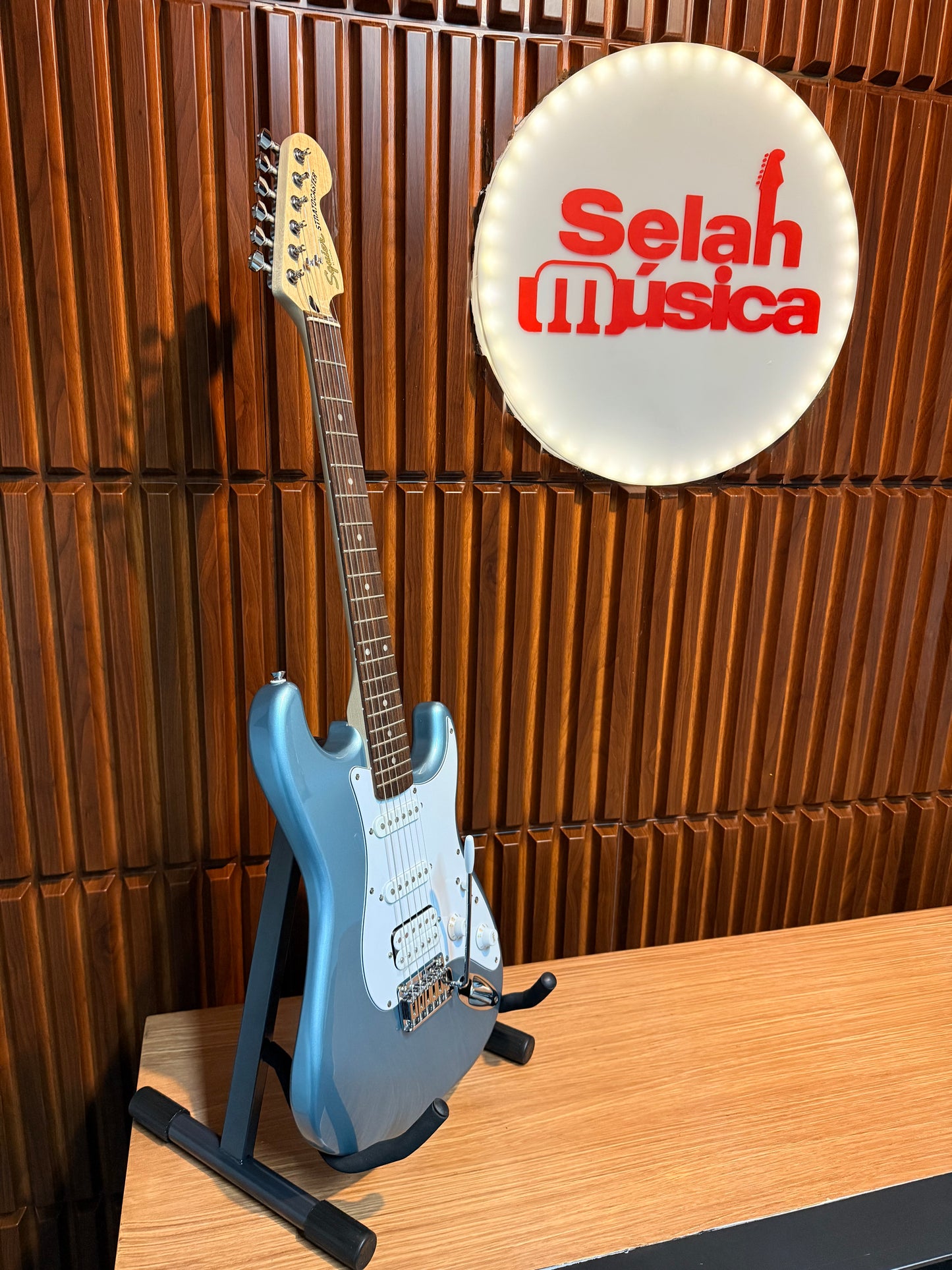 Guitarra Squier Affinity Series Stratocaster Junior HSS Ice Blue Metallic