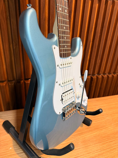 Guitarra Squier Affinity Series Stratocaster Junior HSS Ice Blue Metallic