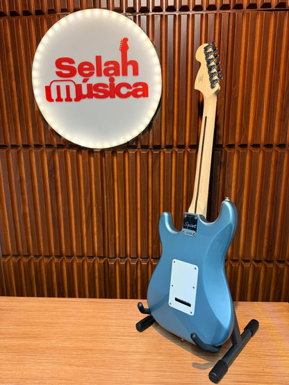 Guitarra Squier Affinity Series Stratocaster Junior HSS Ice Blue Metallic
