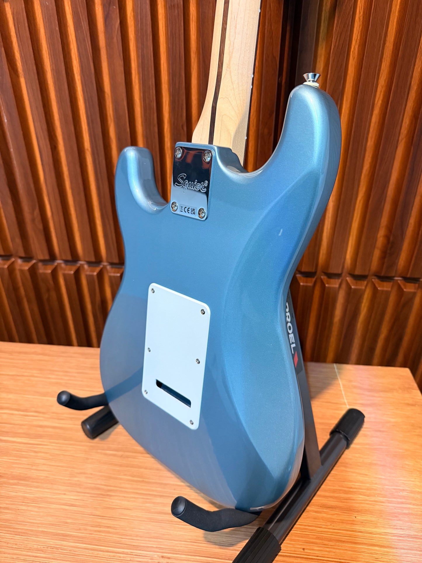 Guitarra Squier Affinity Series Stratocaster Junior HSS Ice Blue Metallic