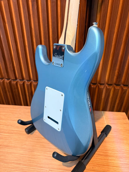 Guitarra Squier Affinity Series Stratocaster Junior HSS Ice Blue Metallic