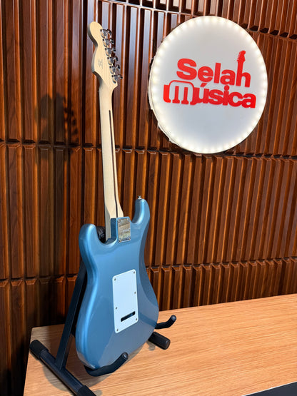 Guitarra Squier Affinity Series Stratocaster Junior HSS Ice Blue Metallic