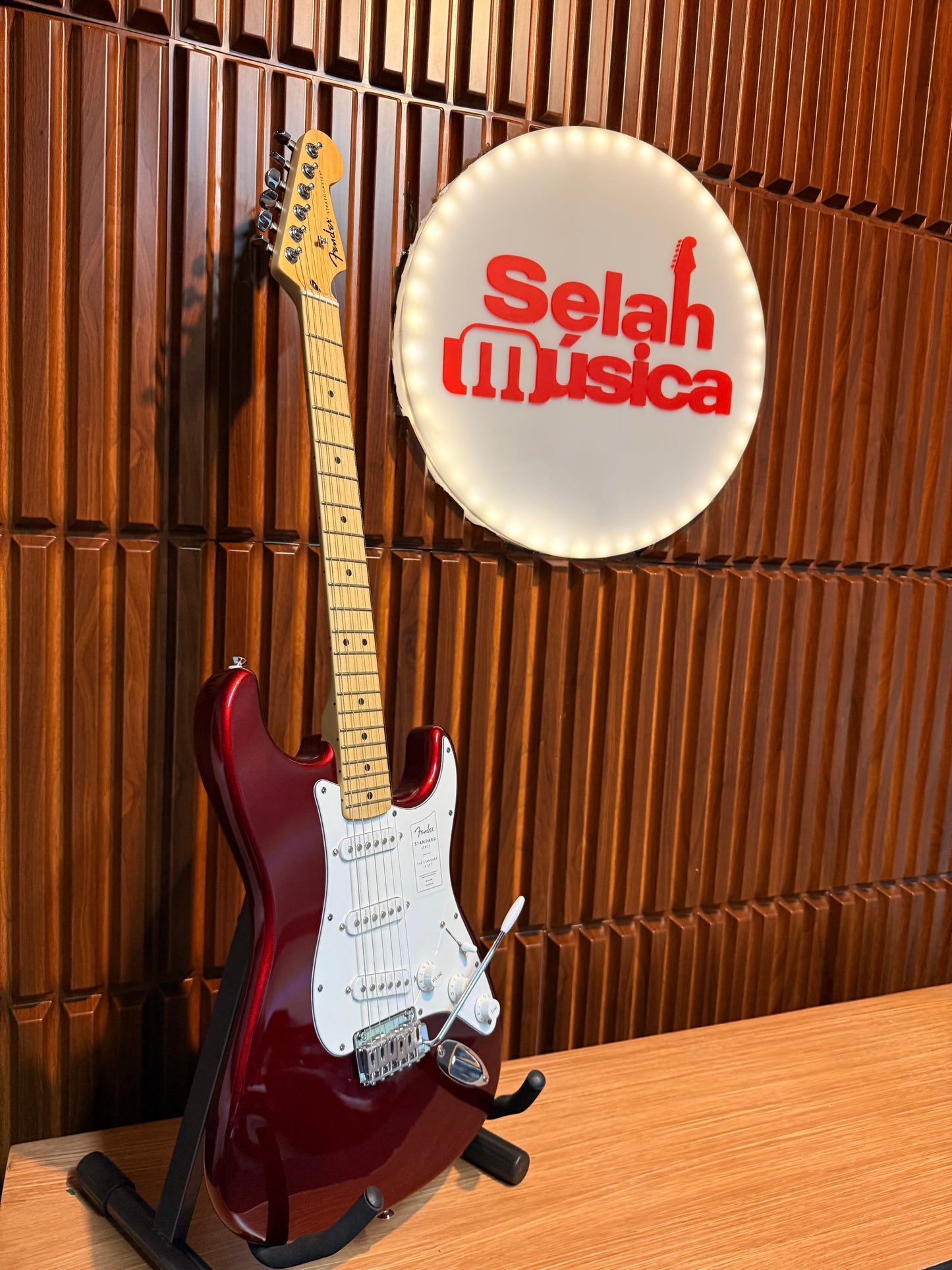 Guitarra Fender Standard Stratocaster – Candy Cola