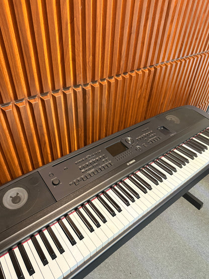 Piano Digital Yamaha DGX670B