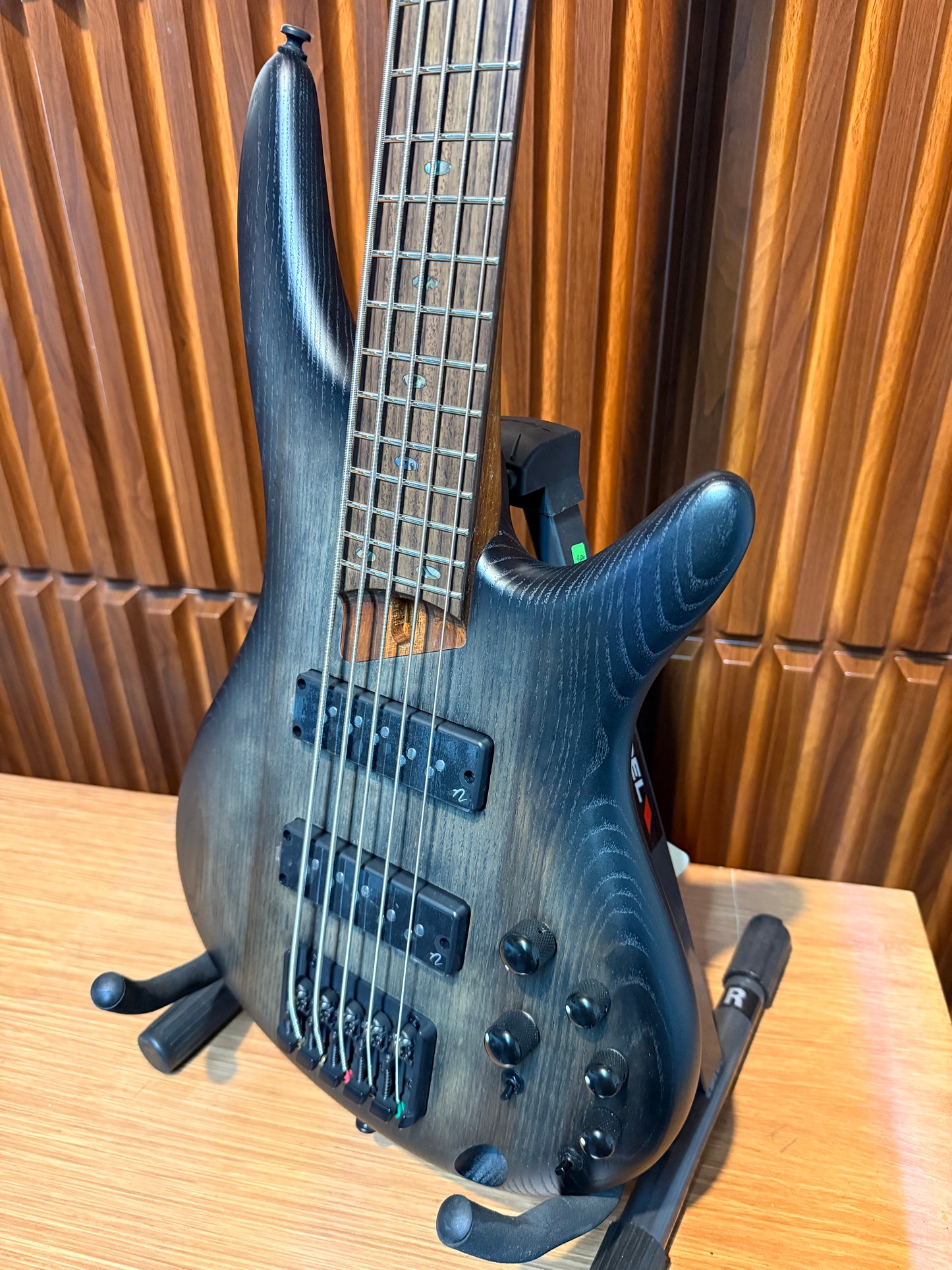 Bajo Eléctrico de 5 Cuerdas Ibanez SR605EBKT Negro Entintado Sombreado
