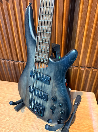 Bajo Eléctrico de 5 Cuerdas Ibanez SR605EBKT Negro Entintado Sombreado