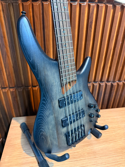 Bajo Eléctrico de 5 Cuerdas Ibanez SR605EBKT Negro Entintado Sombreado