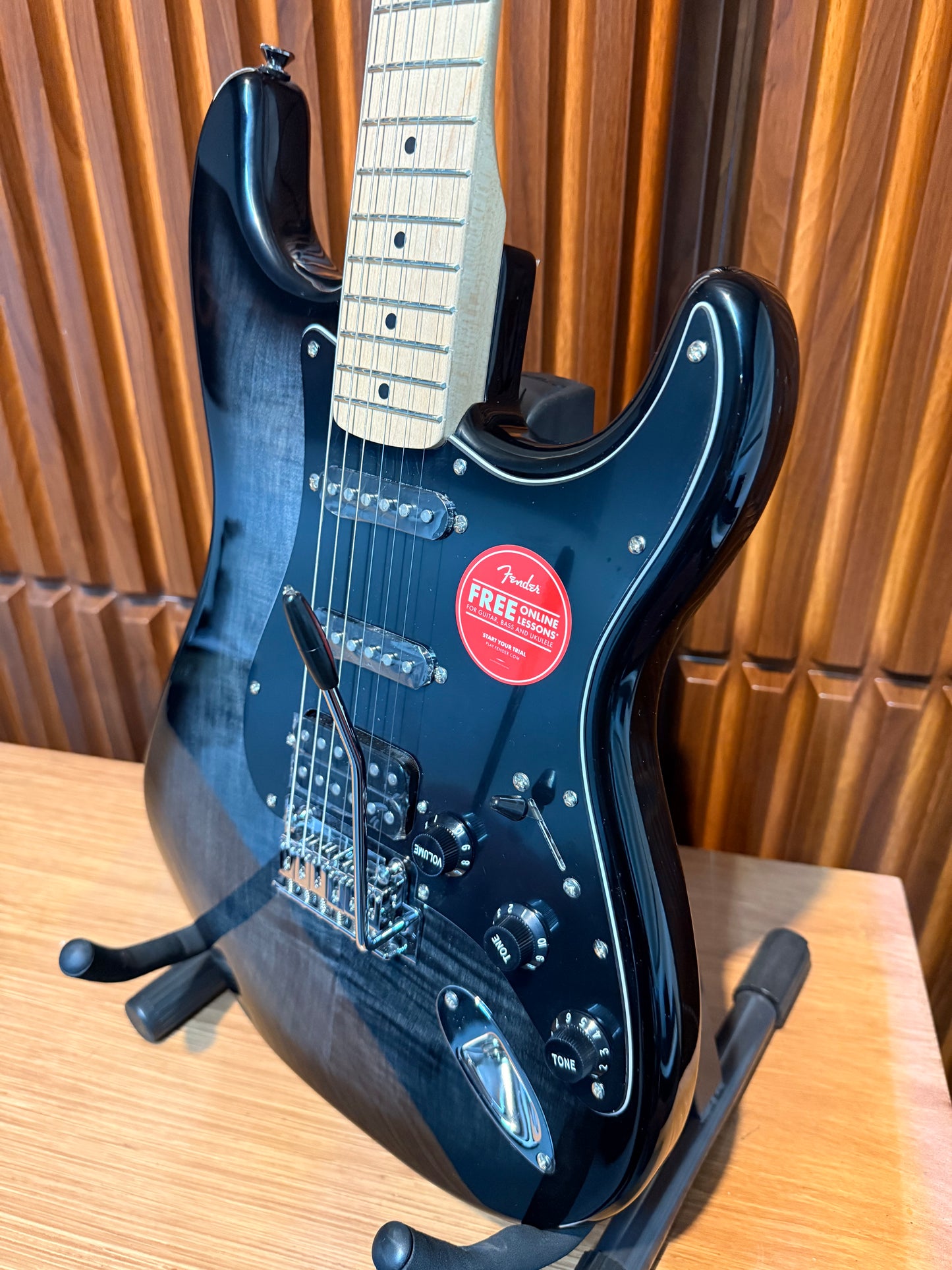 Guitarra Eléctrica Squier Affinity Series Stratocaster FMT Black Burst
