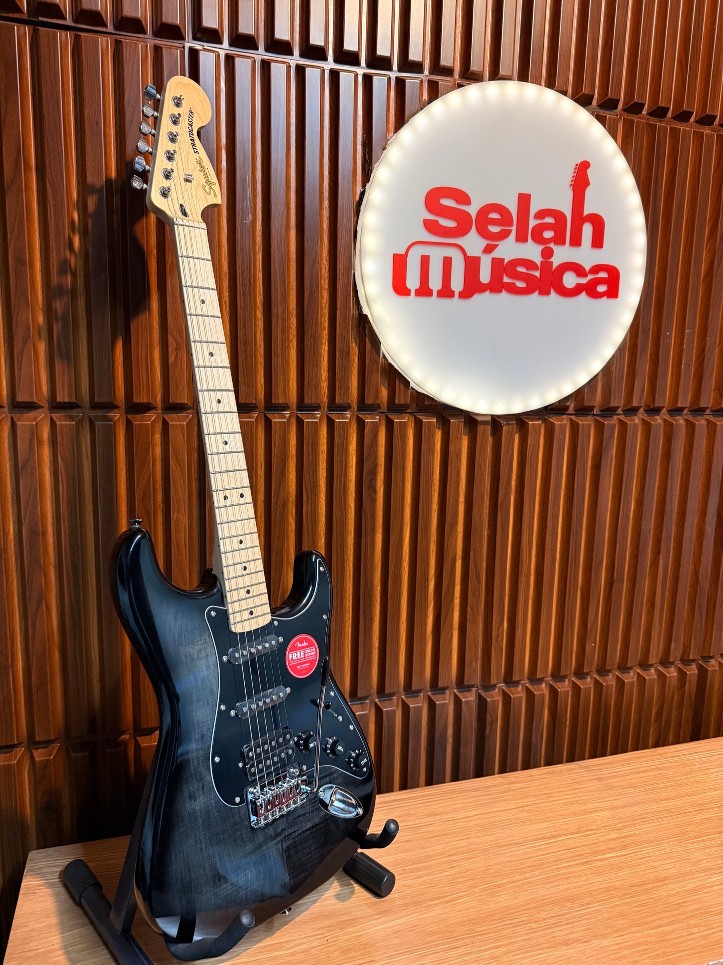 Guitarra Eléctrica Squier Affinity Series Stratocaster FMT Black Burst