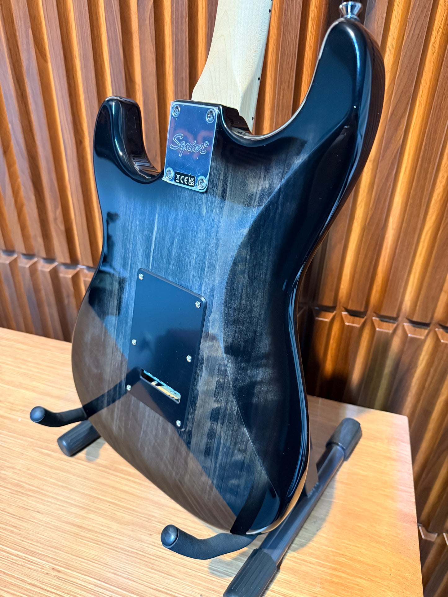 Guitarra Eléctrica Squier Affinity Series Stratocaster FMT Black Burst