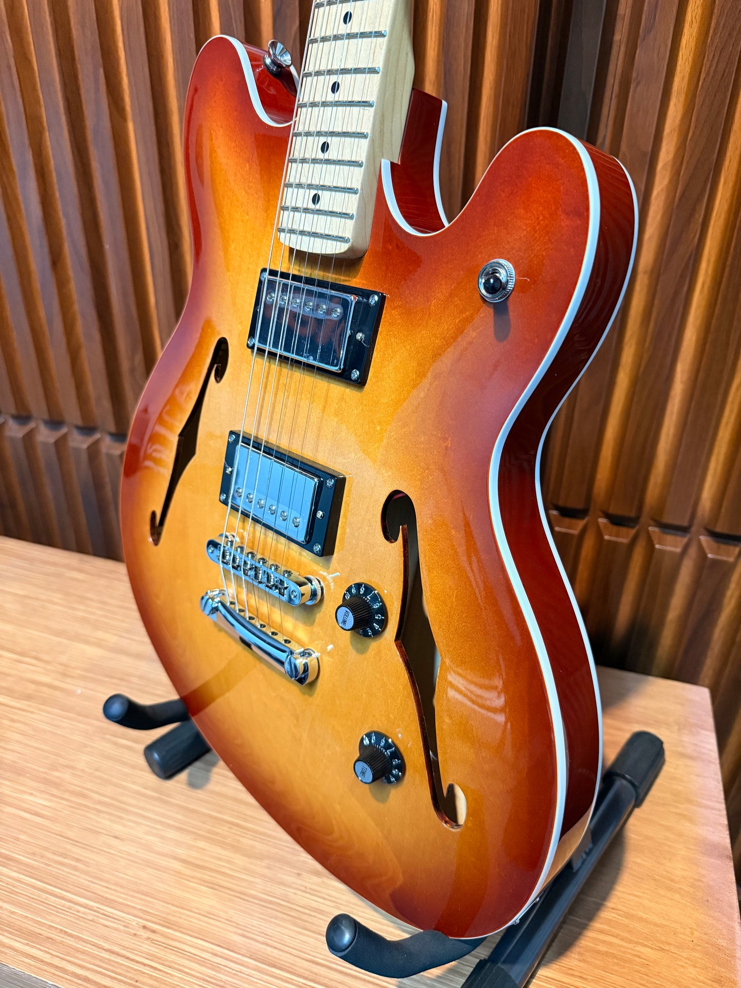 Guitarra Eléctrica Squier Affinity Series Starcaster Deluxe Semi-Hollowbody Sienna Sunburst