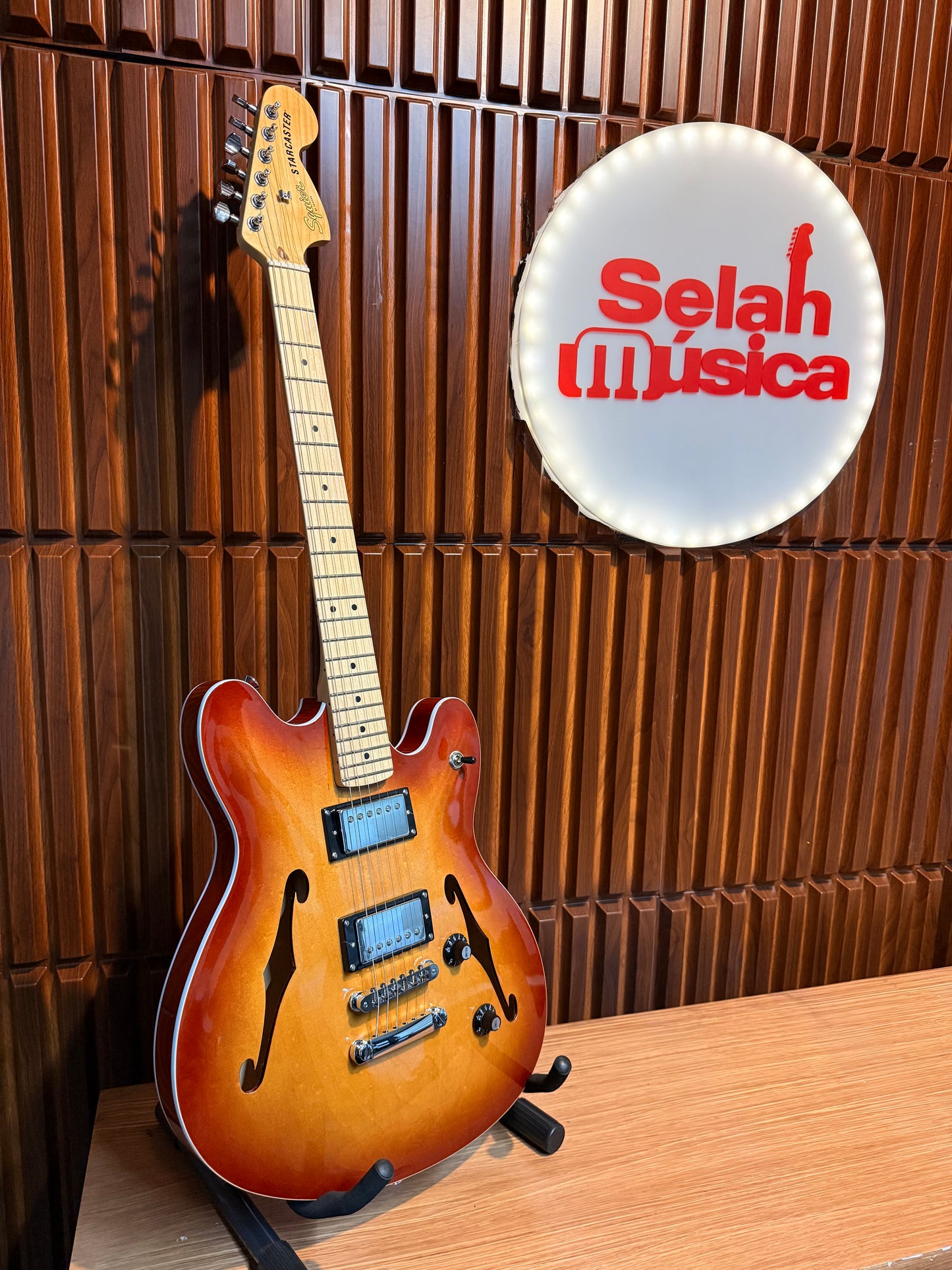 Guitarra Eléctrica Squier Affinity Series Starcaster Deluxe Semi-Hollowbody Sienna Sunburst