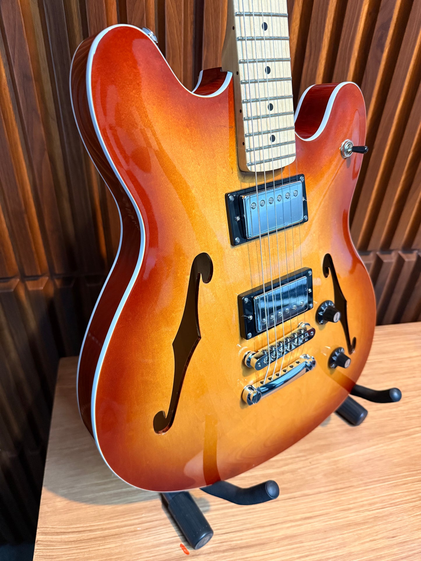 Guitarra Eléctrica Squier Affinity Series Starcaster Deluxe Semi-Hollowbody Sienna Sunburst