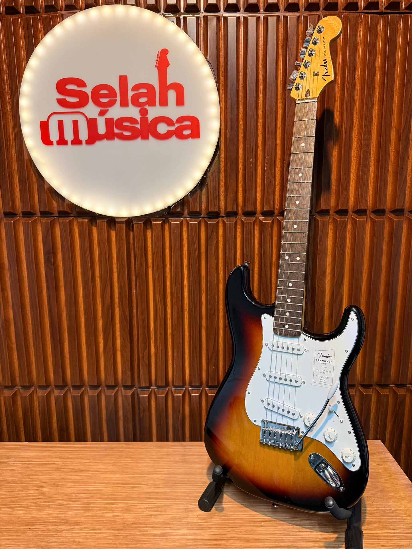 Guitarra Eléctrica Fender Standard Stratocaster 3-Color Sunburst