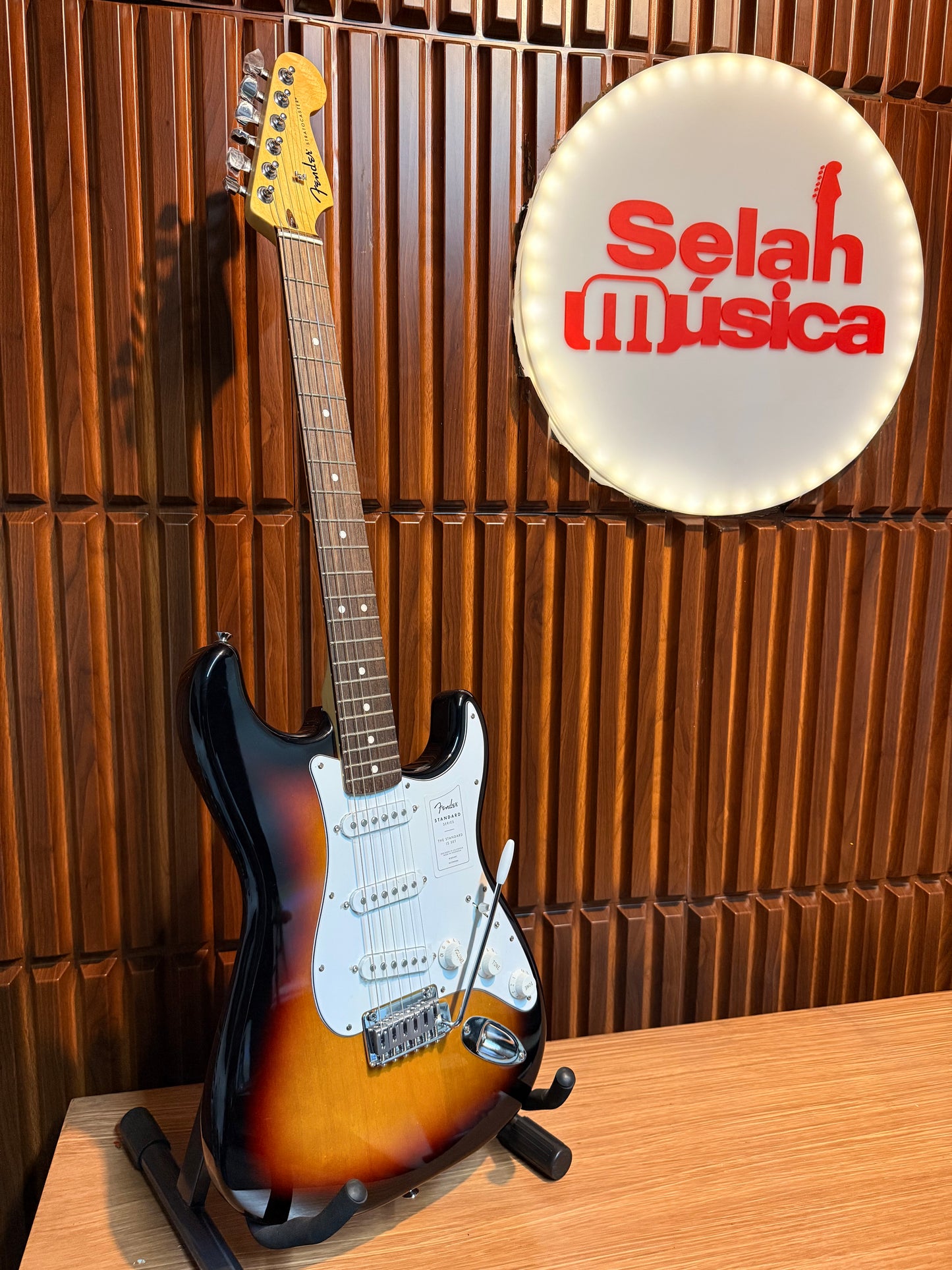 Guitarra Eléctrica Fender Standard Stratocaster 3-Color Sunburst