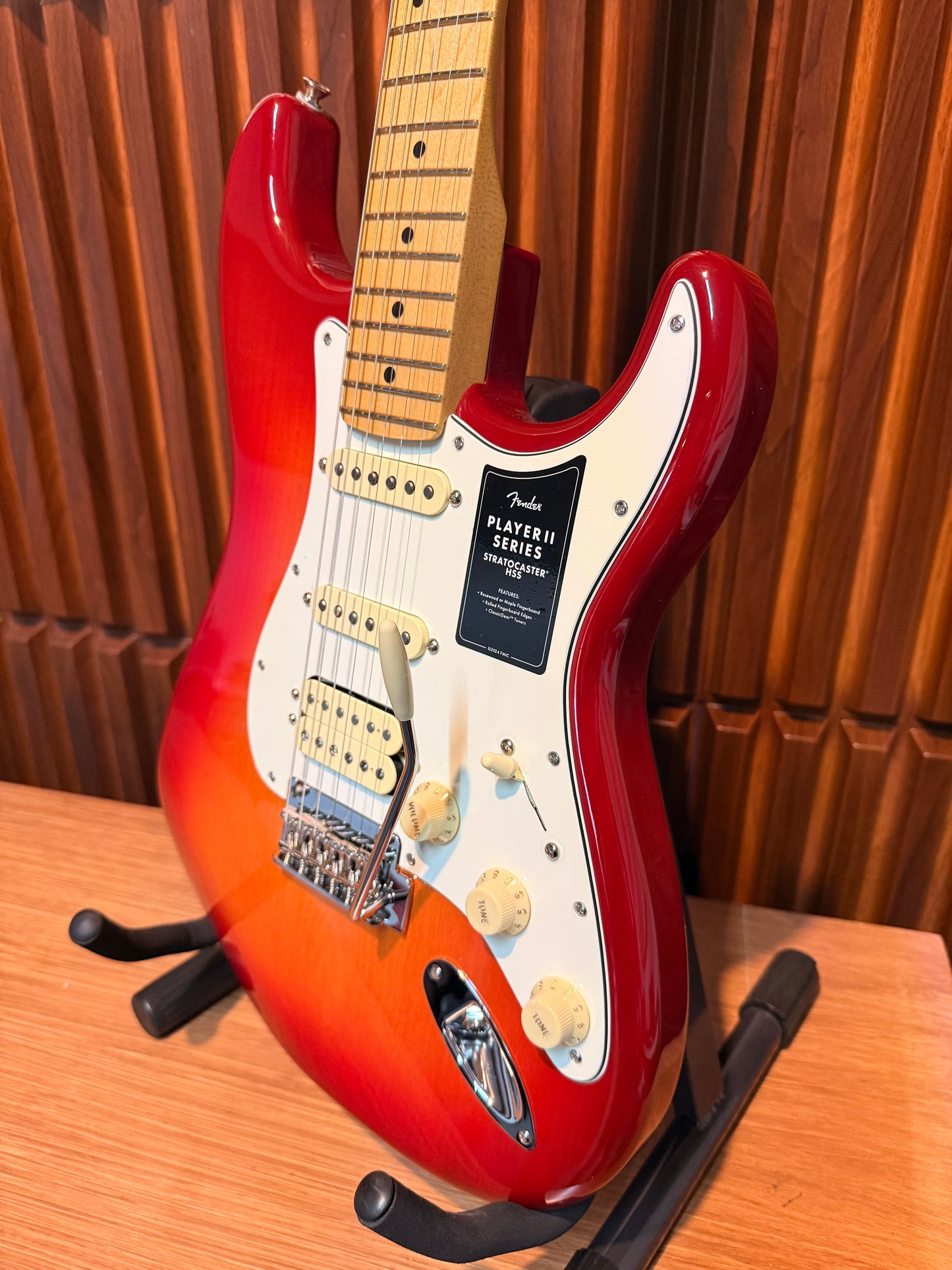 Guitarra Eléctrica Fender Player II Stratocaster HSS Aged Cherry Burst