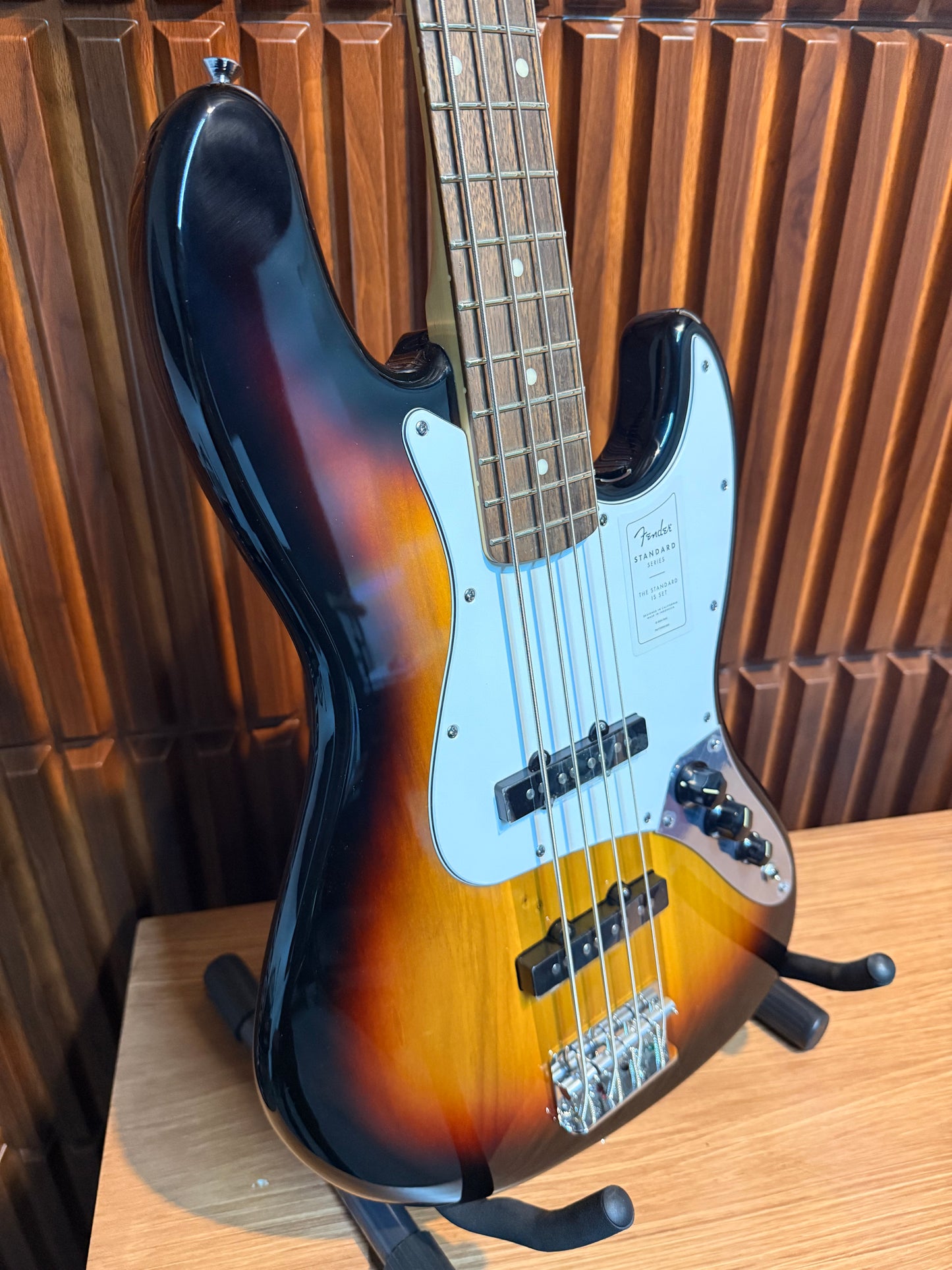 Bajo Eléctrico Fender Standard Jazz Bass 3-Color Sunburst