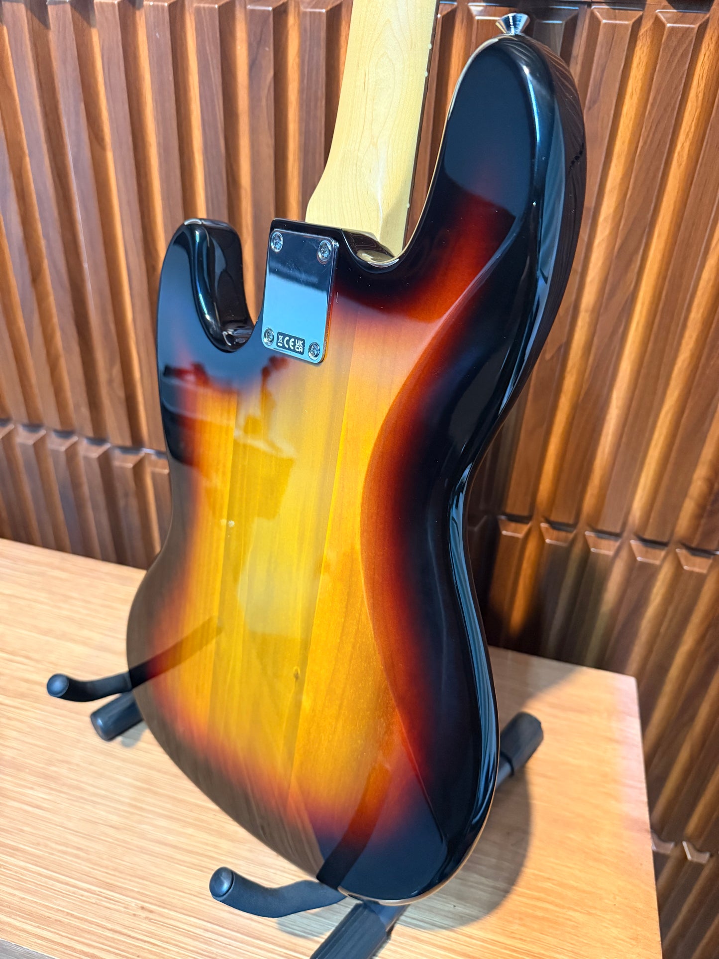 Bajo Eléctrico Fender Standard Jazz Bass 3-Color Sunburst