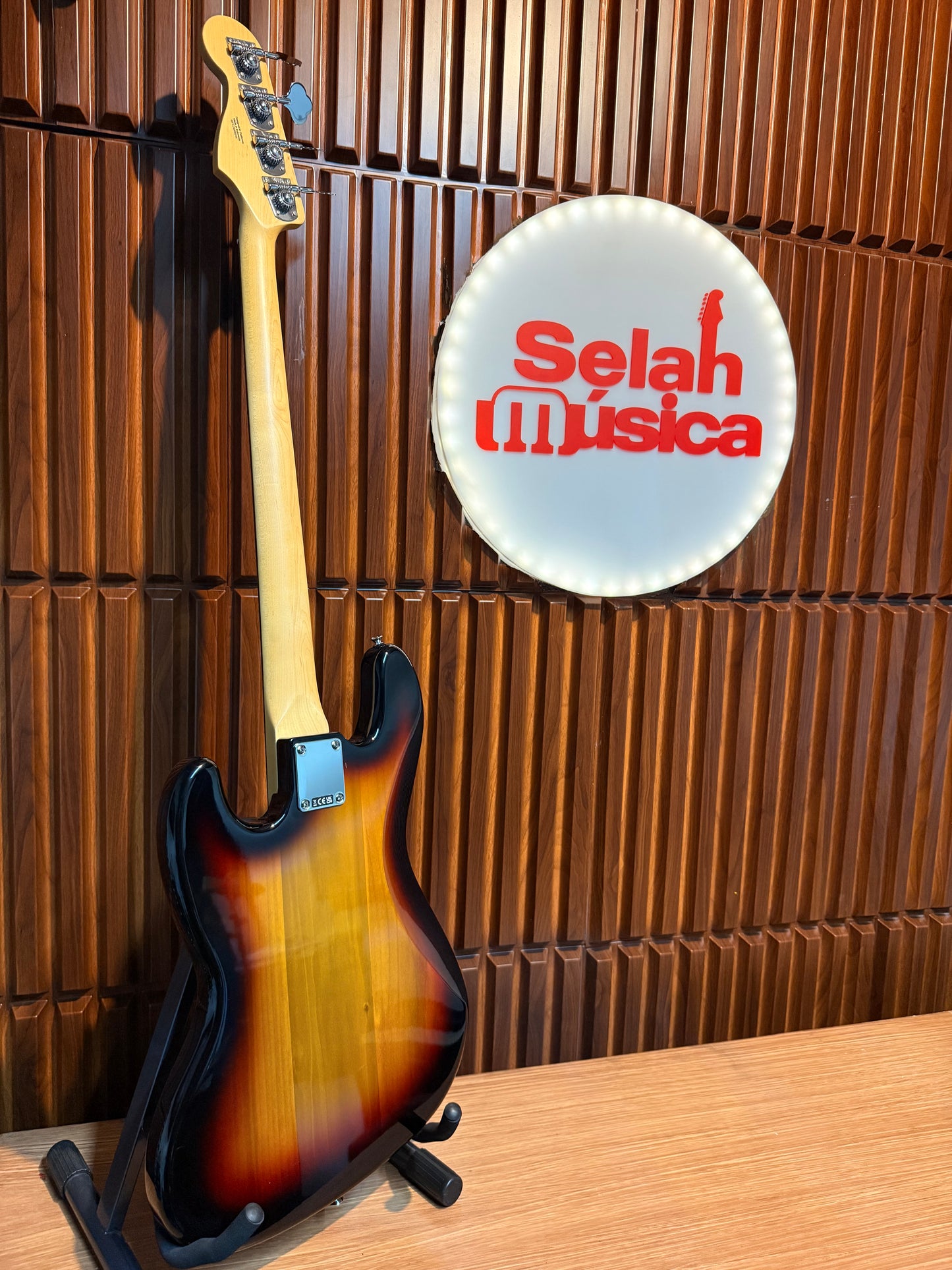 Bajo Eléctrico Fender Standard Jazz Bass 3-Color Sunburst