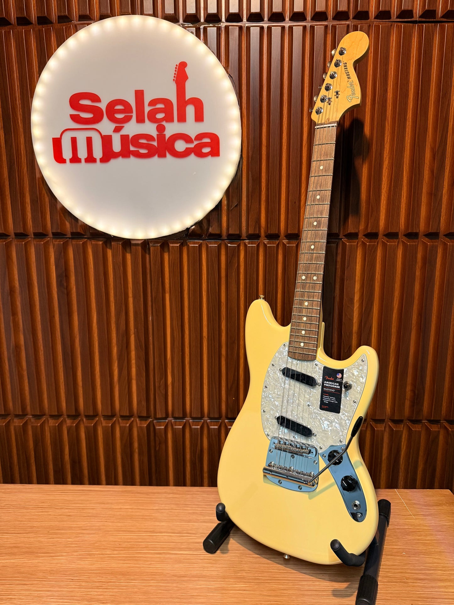 Guitarra Fender American Performer Mustang Vintage White