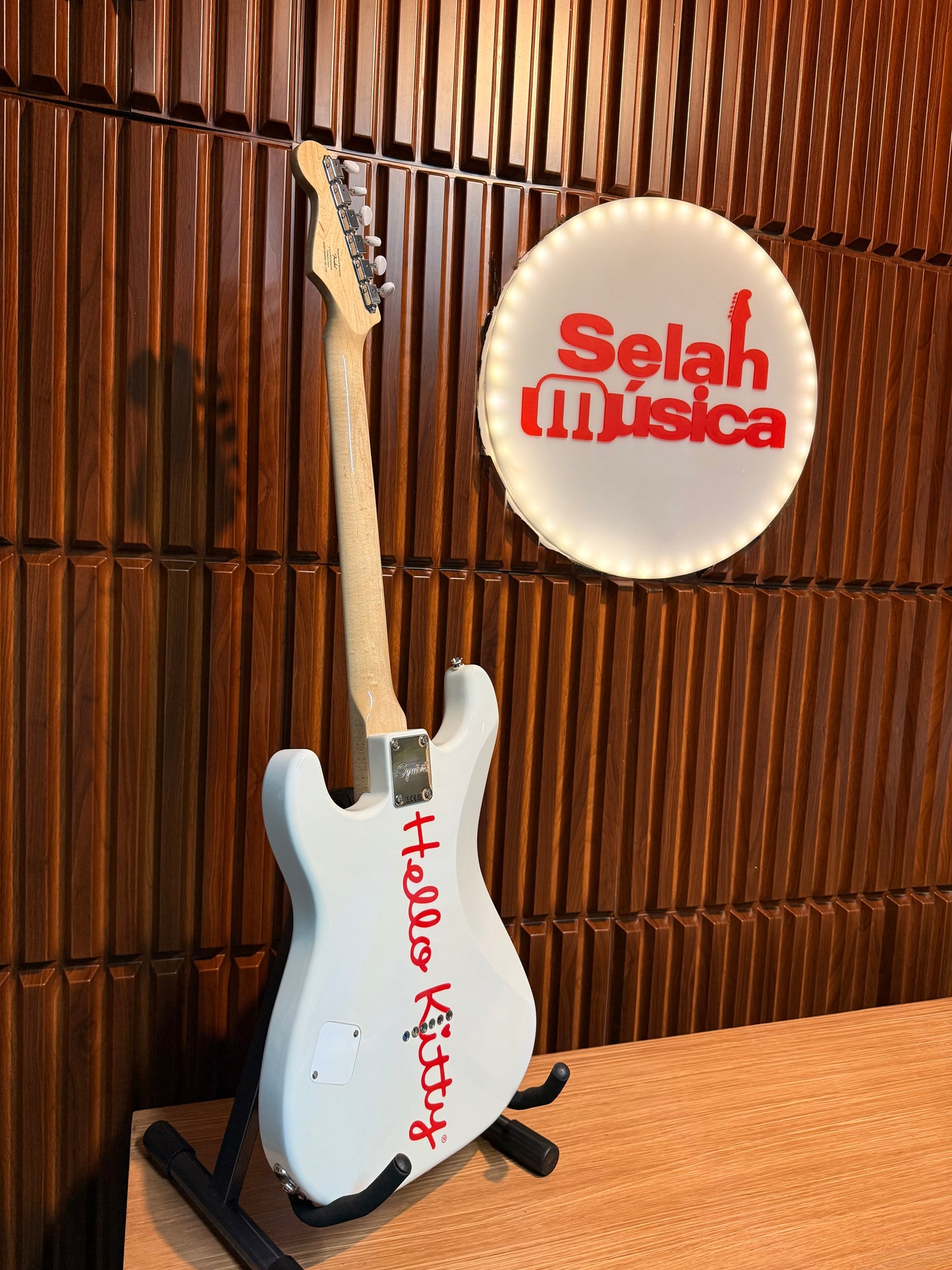 Guitarra Fender x Hello Kitty Stratocaster White Finish