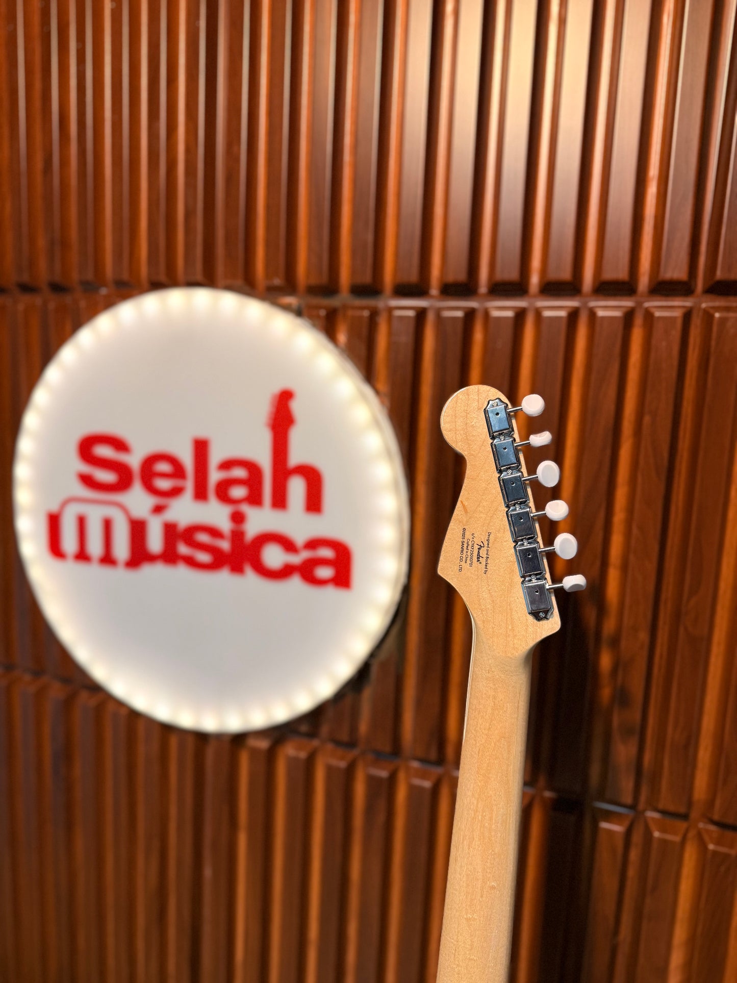 Guitarra Fender x Hello Kitty Stratocaster White Finish