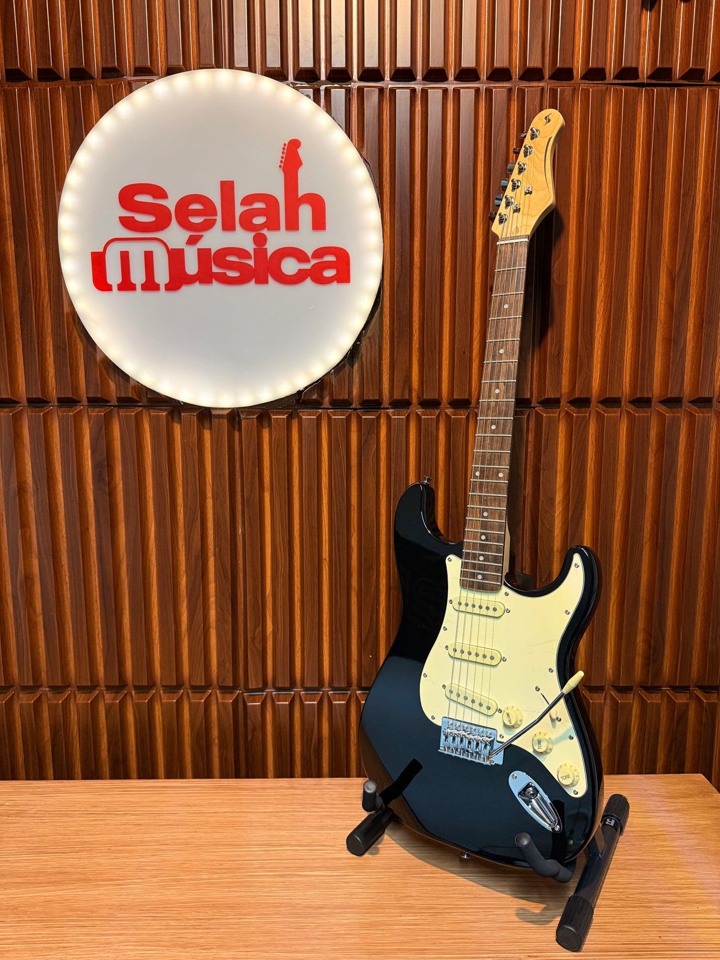 Guitarra Stagg SES-30 Stratocaster