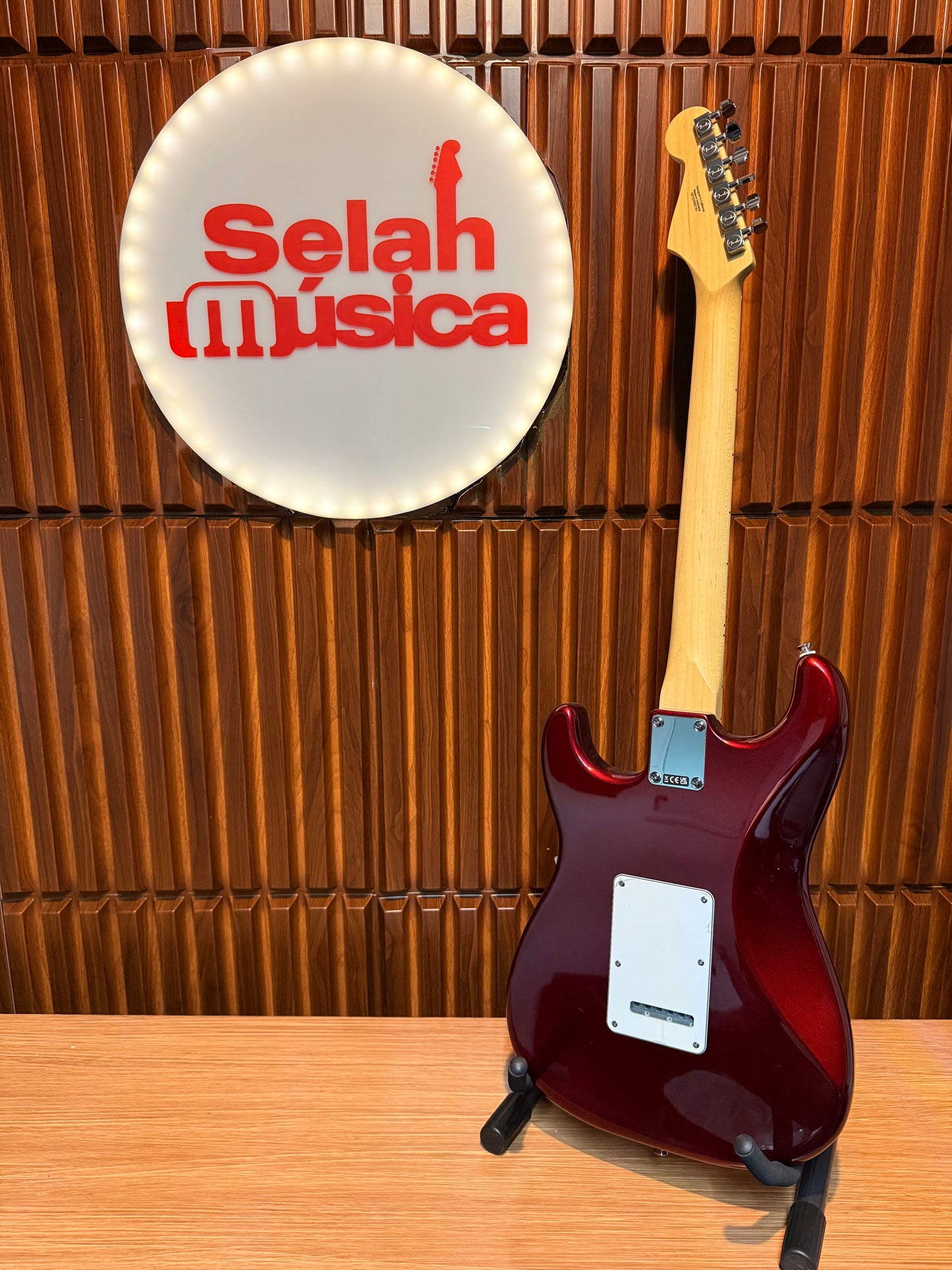 Guitarra Fender Standard Stratocaster – Candy Cola