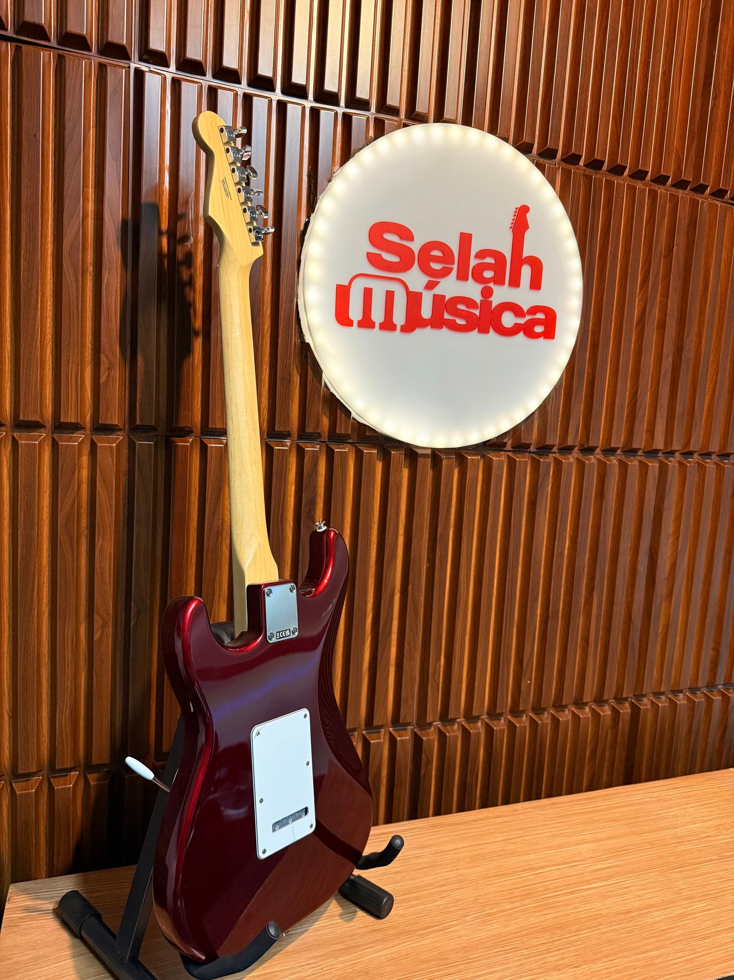 Guitarra Fender Standard Stratocaster – Candy Cola