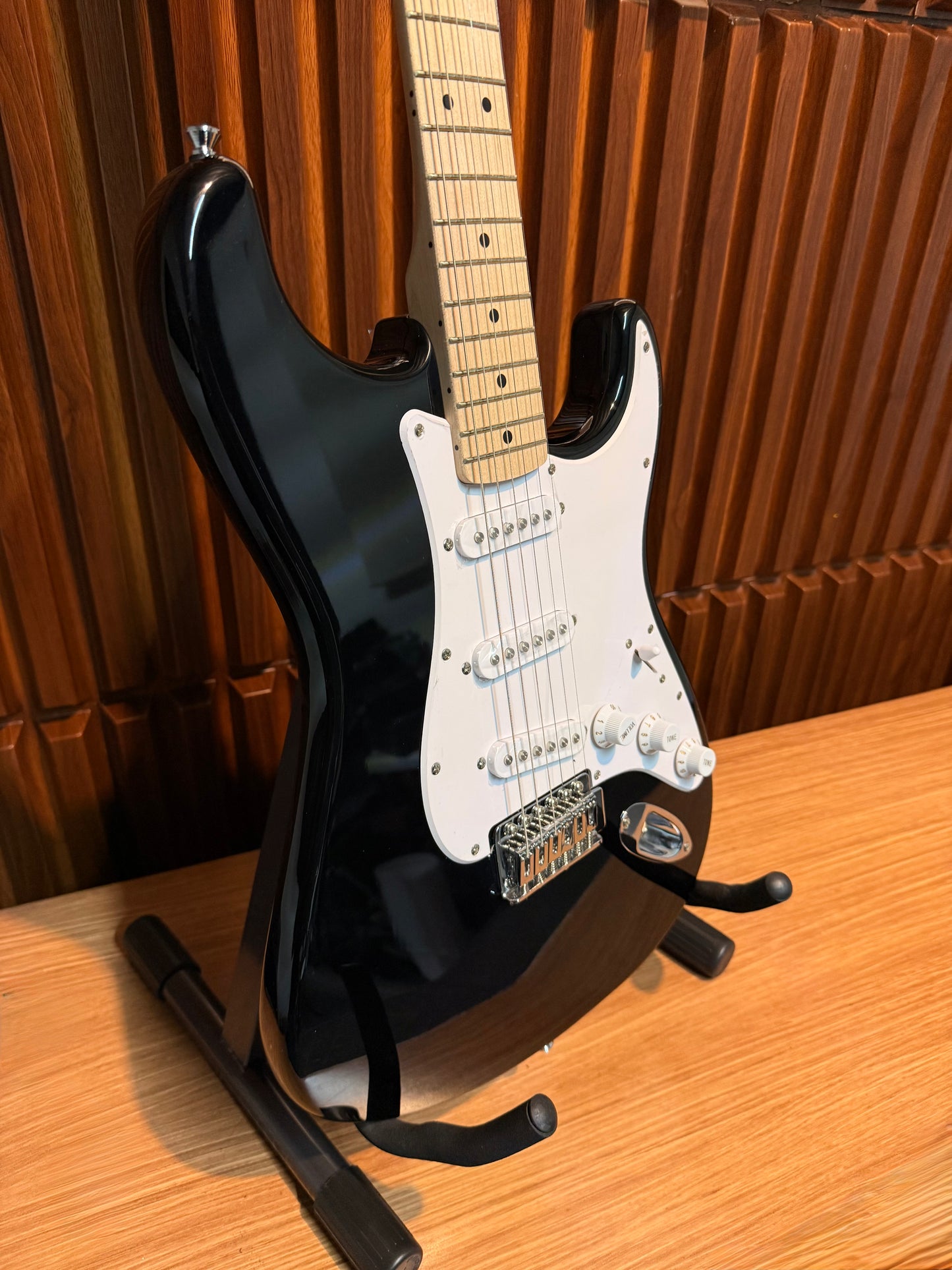 Guitarra Squier Sonic Stratocaster – Negra