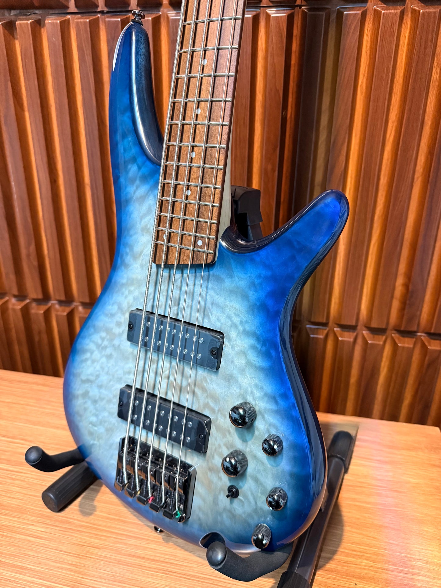 Bajo Eléctrico Ibanez SR405EQM-SCB – Azul Stained Burst Matte