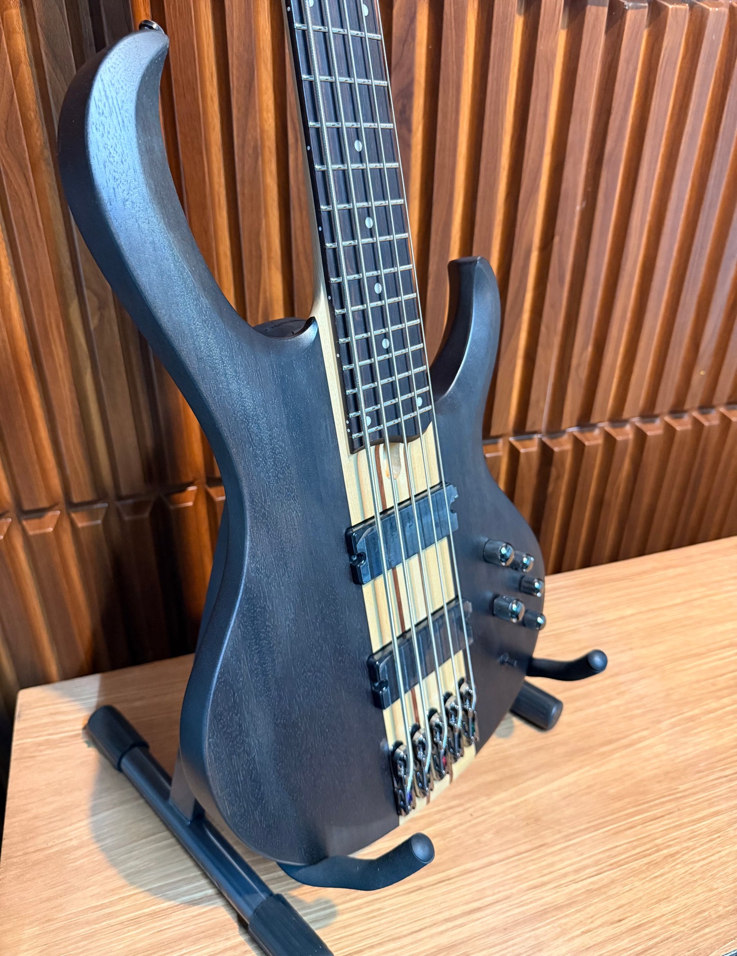 Bajo Eléctrico Ibanez BTB605 5 Cuerdas – Transparent Gray Flat