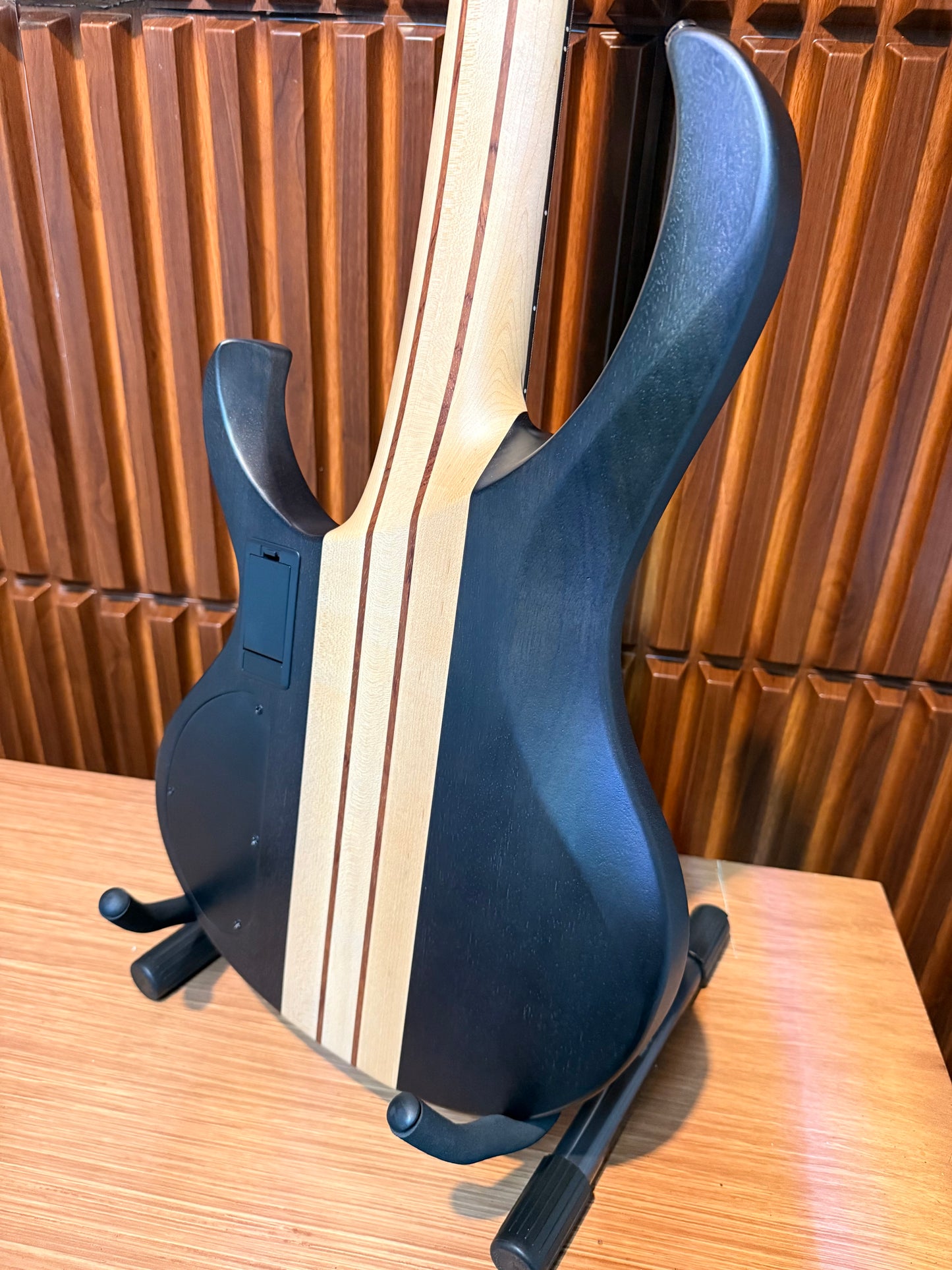 Bajo Eléctrico Ibanez BTB605 5 Cuerdas – Transparent Gray Flat