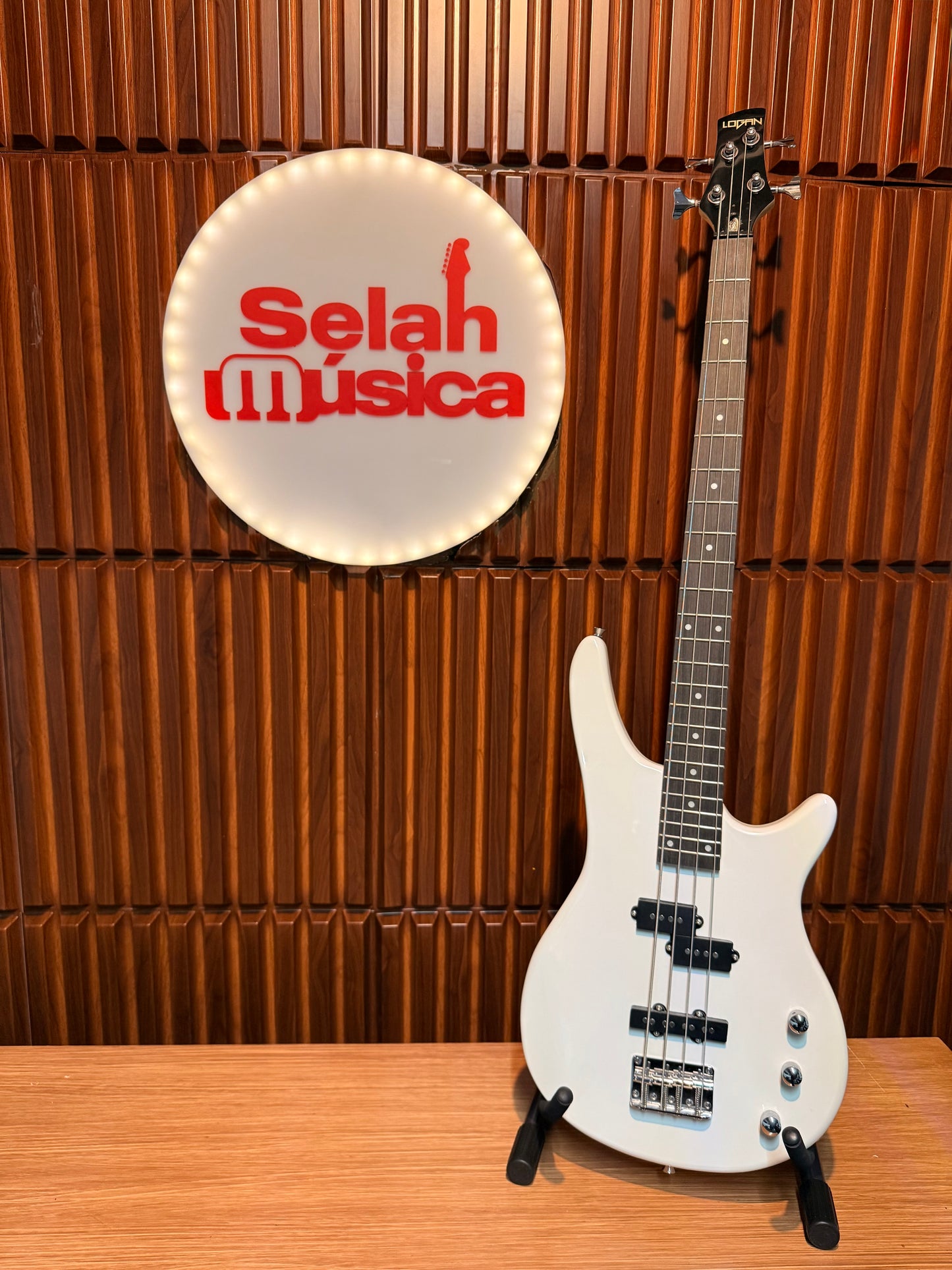 Bajo Eléctrico Logan LEB-4C-2WH 4 Cuerdas – White