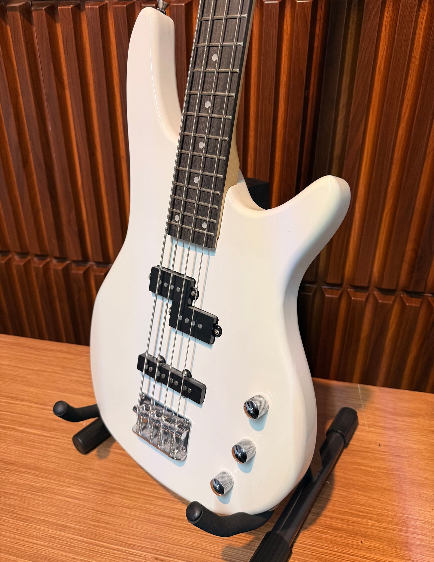 Bajo Eléctrico Logan LEB-4C-2WH 4 Cuerdas – White