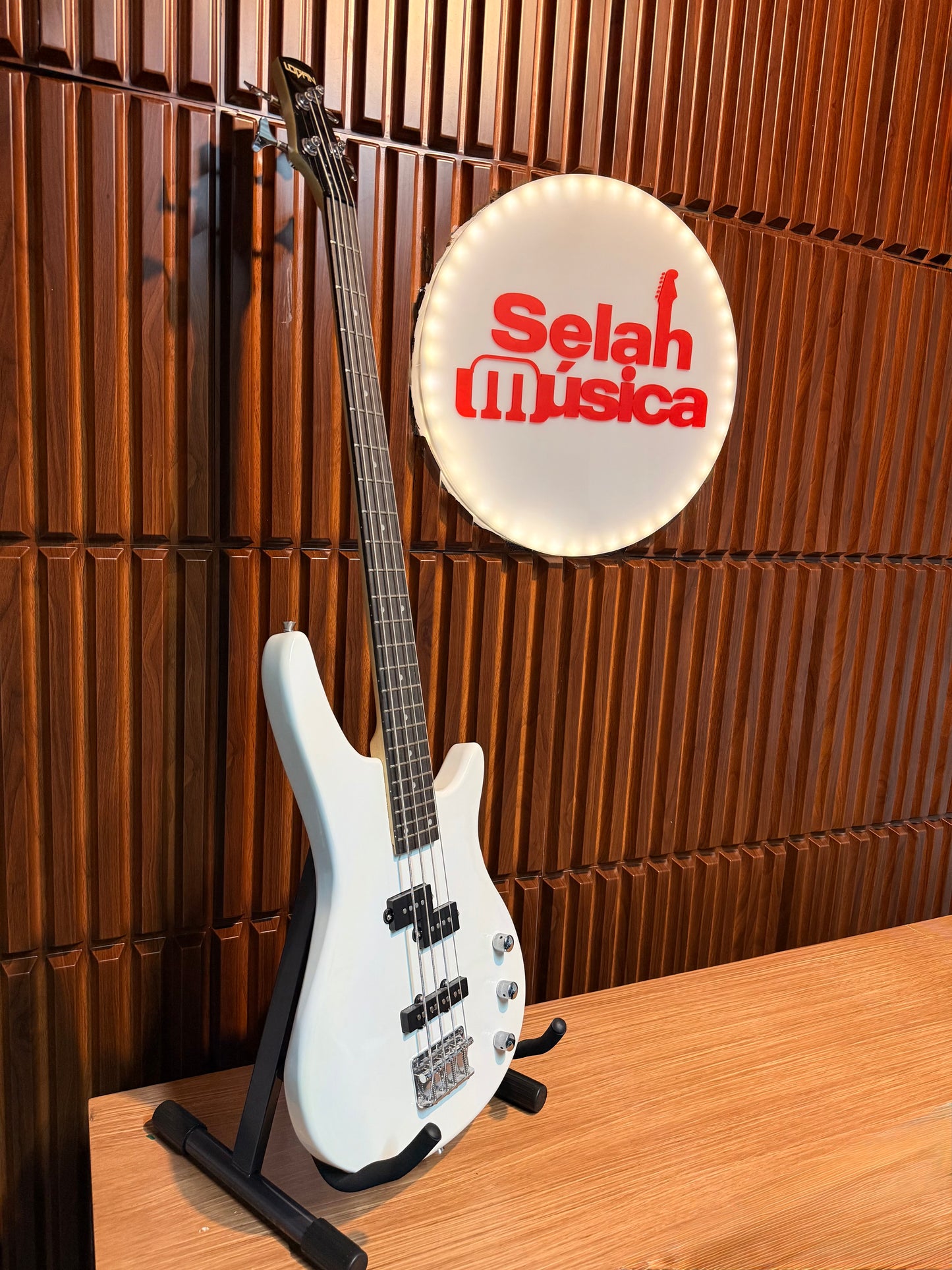 Bajo Eléctrico Logan LEB-4C-2WH 4 Cuerdas – White